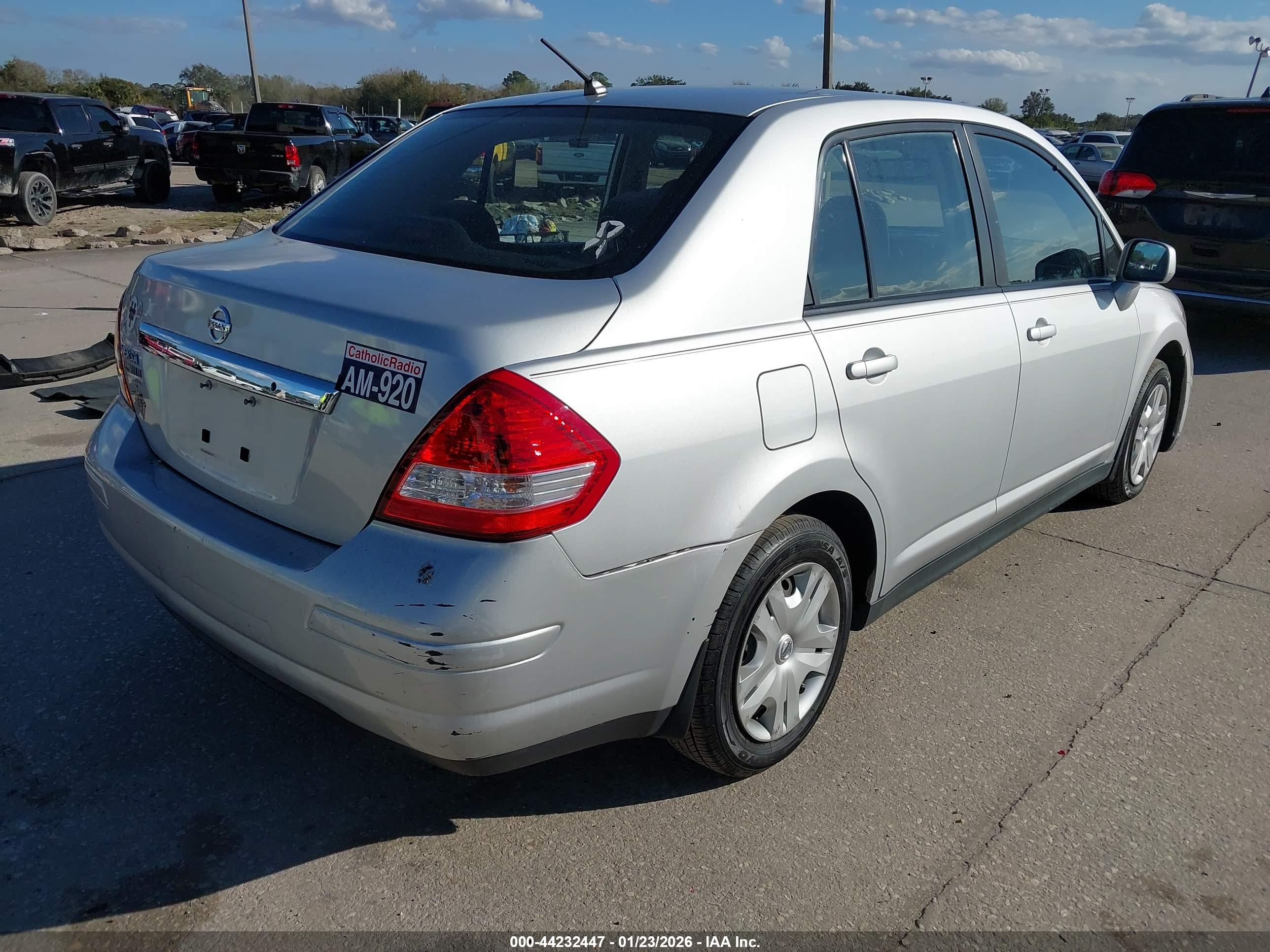 NISSAN VERSA image 4