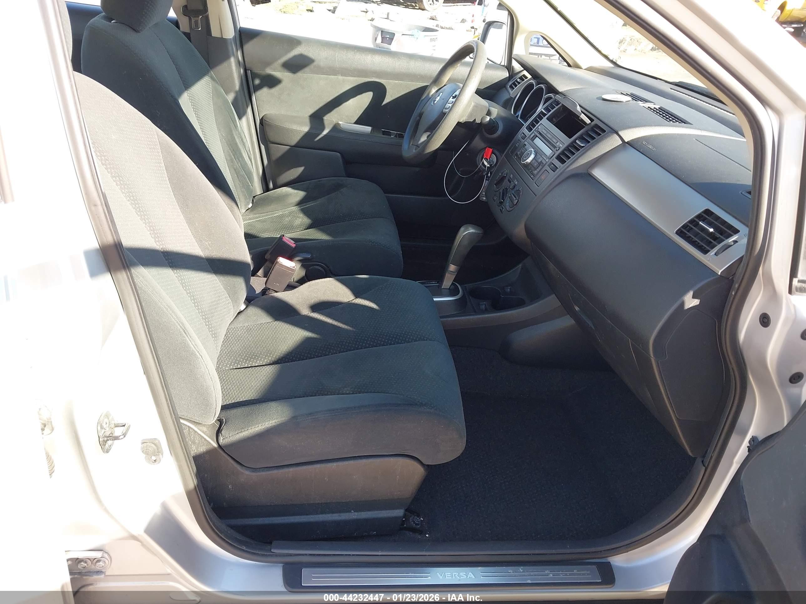 NISSAN VERSA image 5