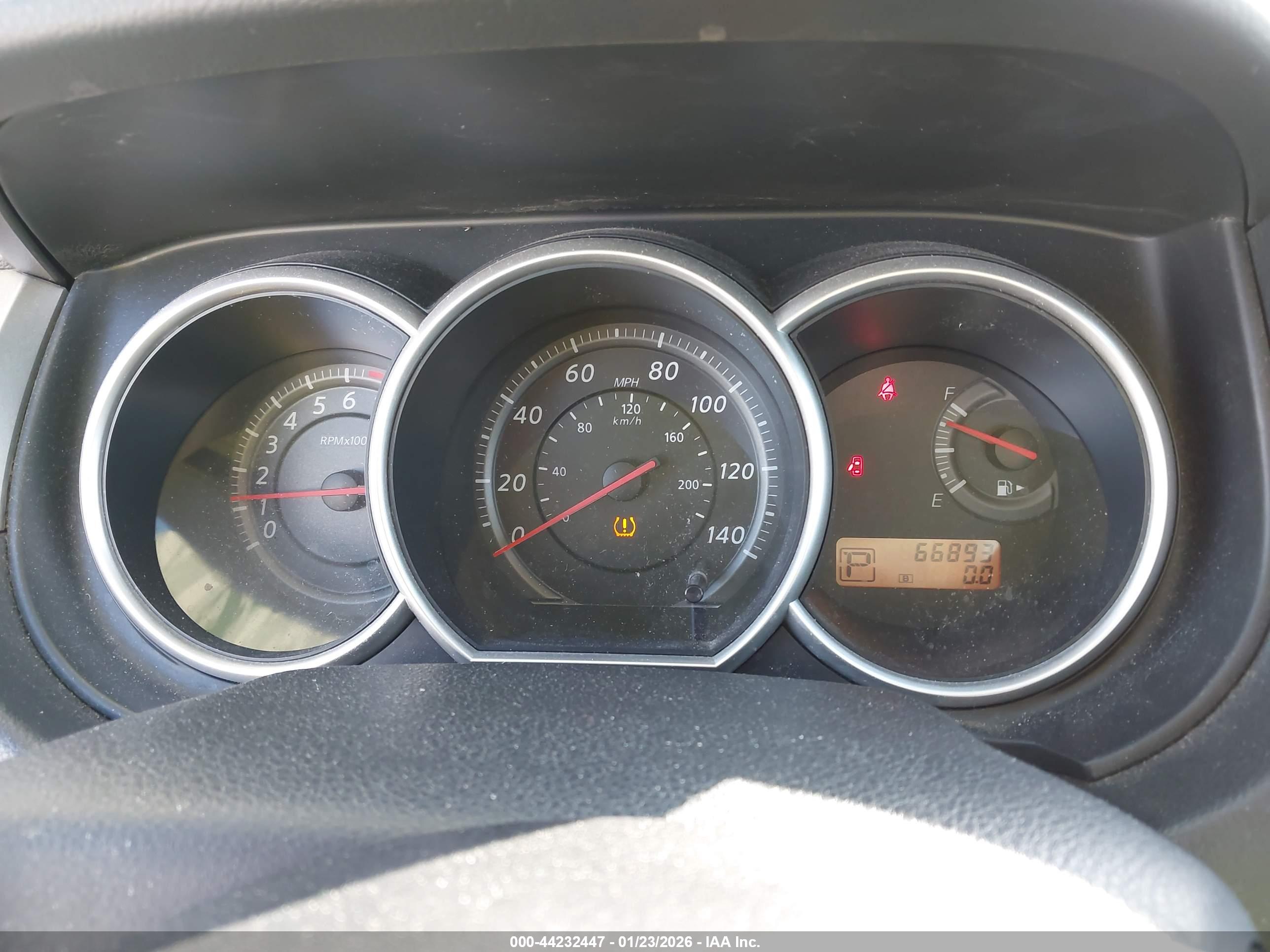 NISSAN VERSA image 7