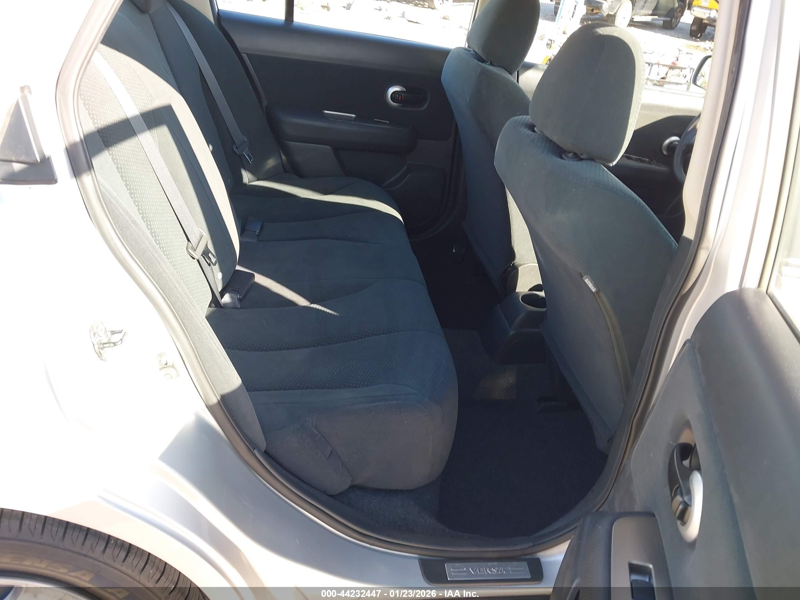 NISSAN VERSA image 8