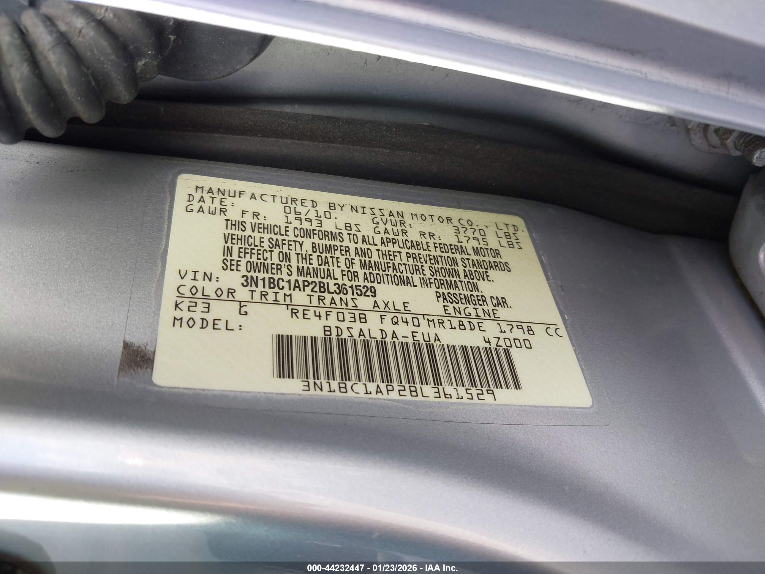 NISSAN VERSA image 9