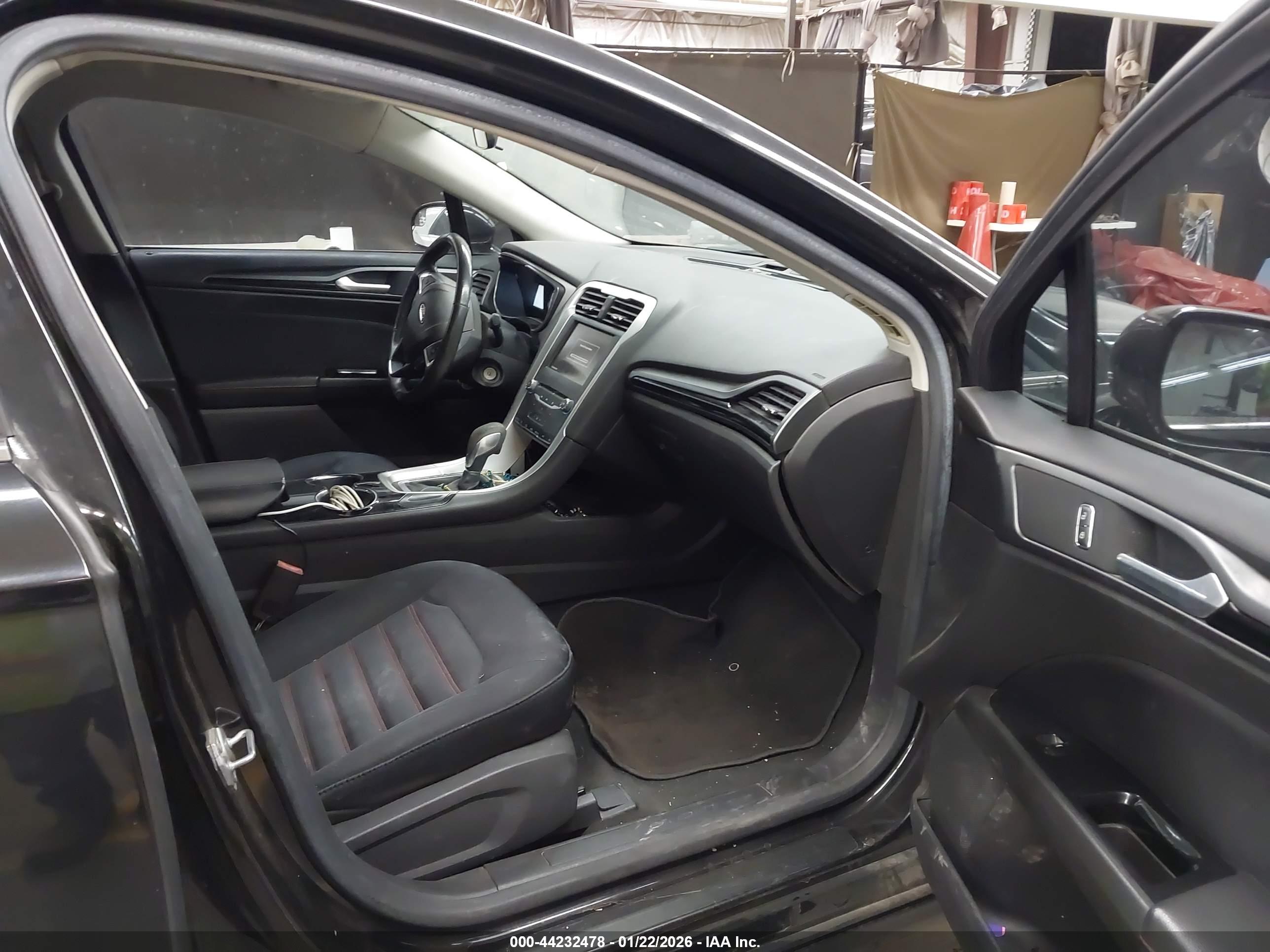 FORD FUSION image 5