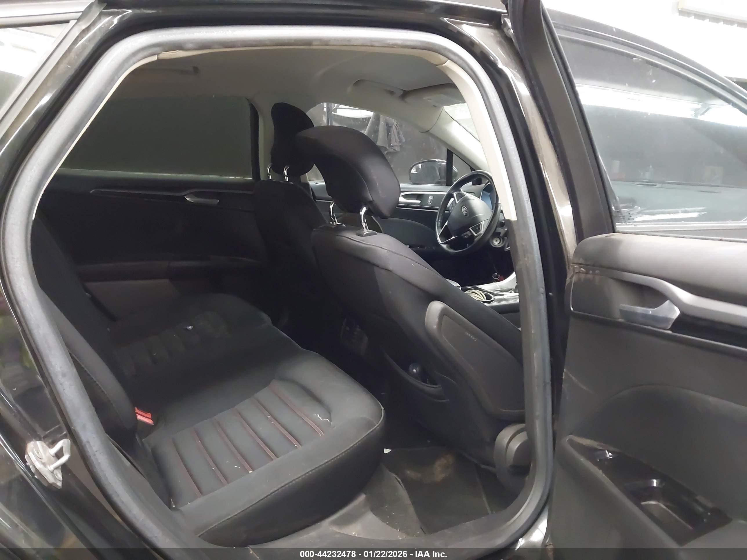 FORD FUSION image 8