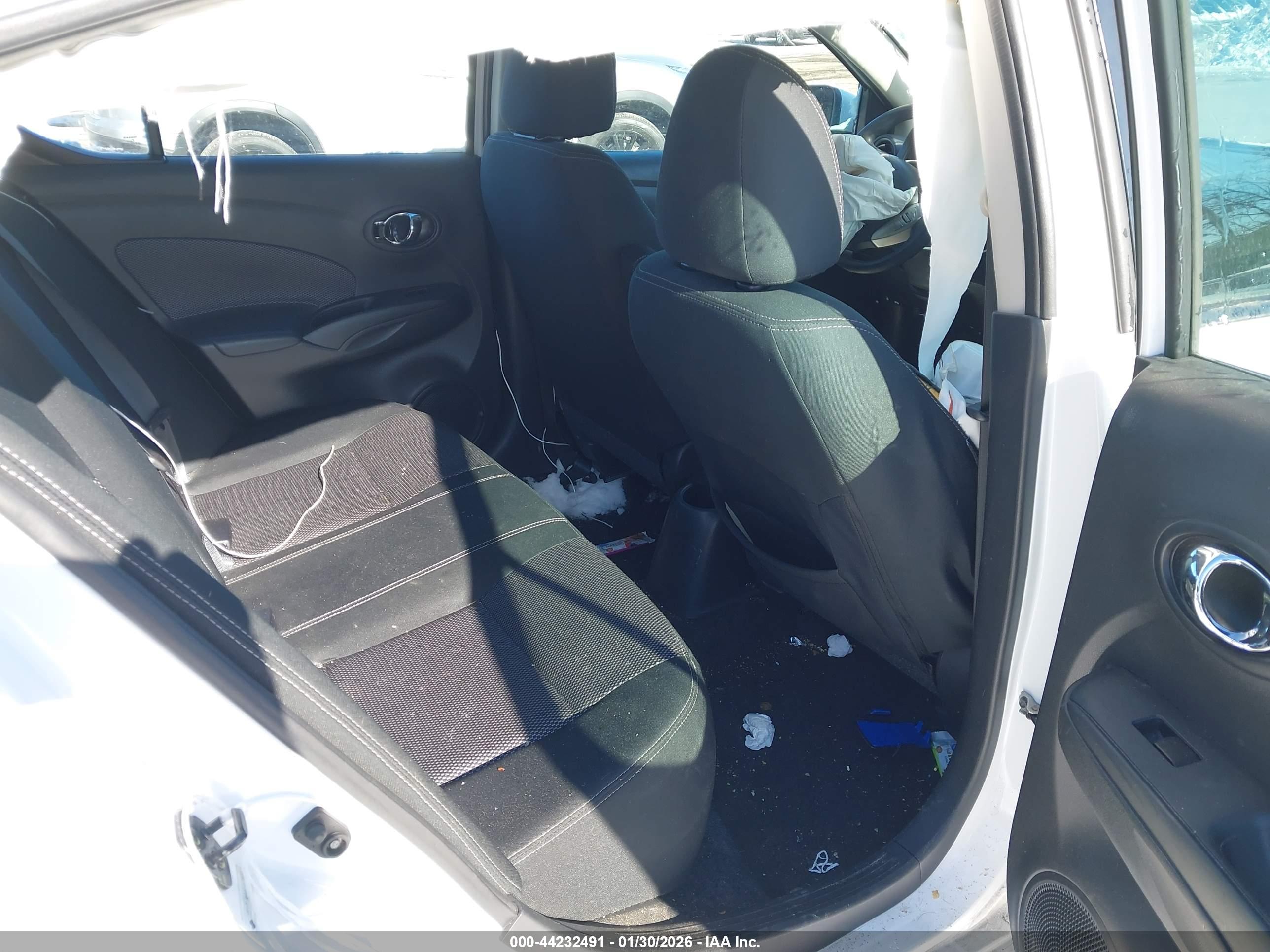 NISSAN VERSA image 8