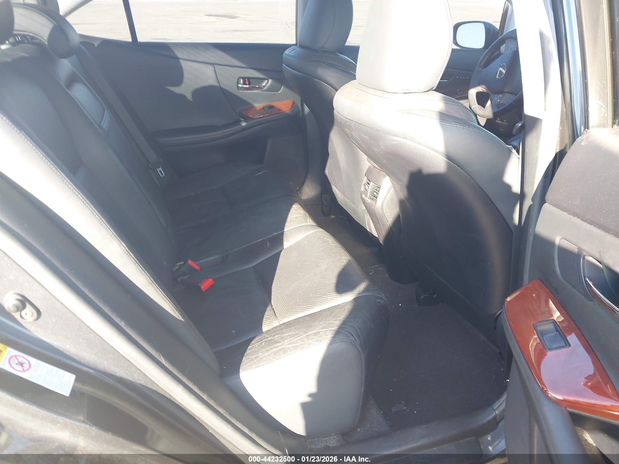 LEXUS HS image 8