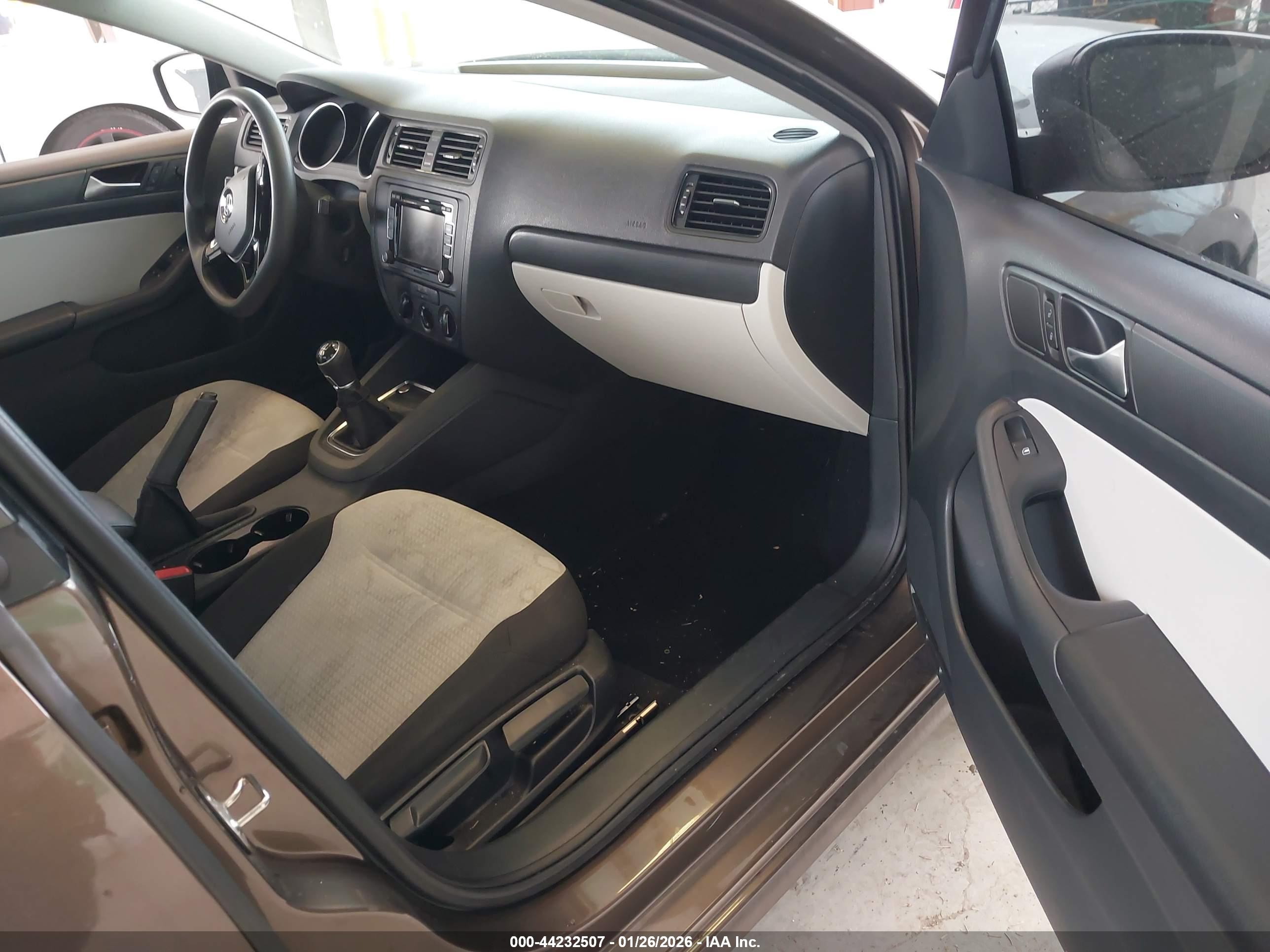 VOLKSWAGEN JETTA image 5