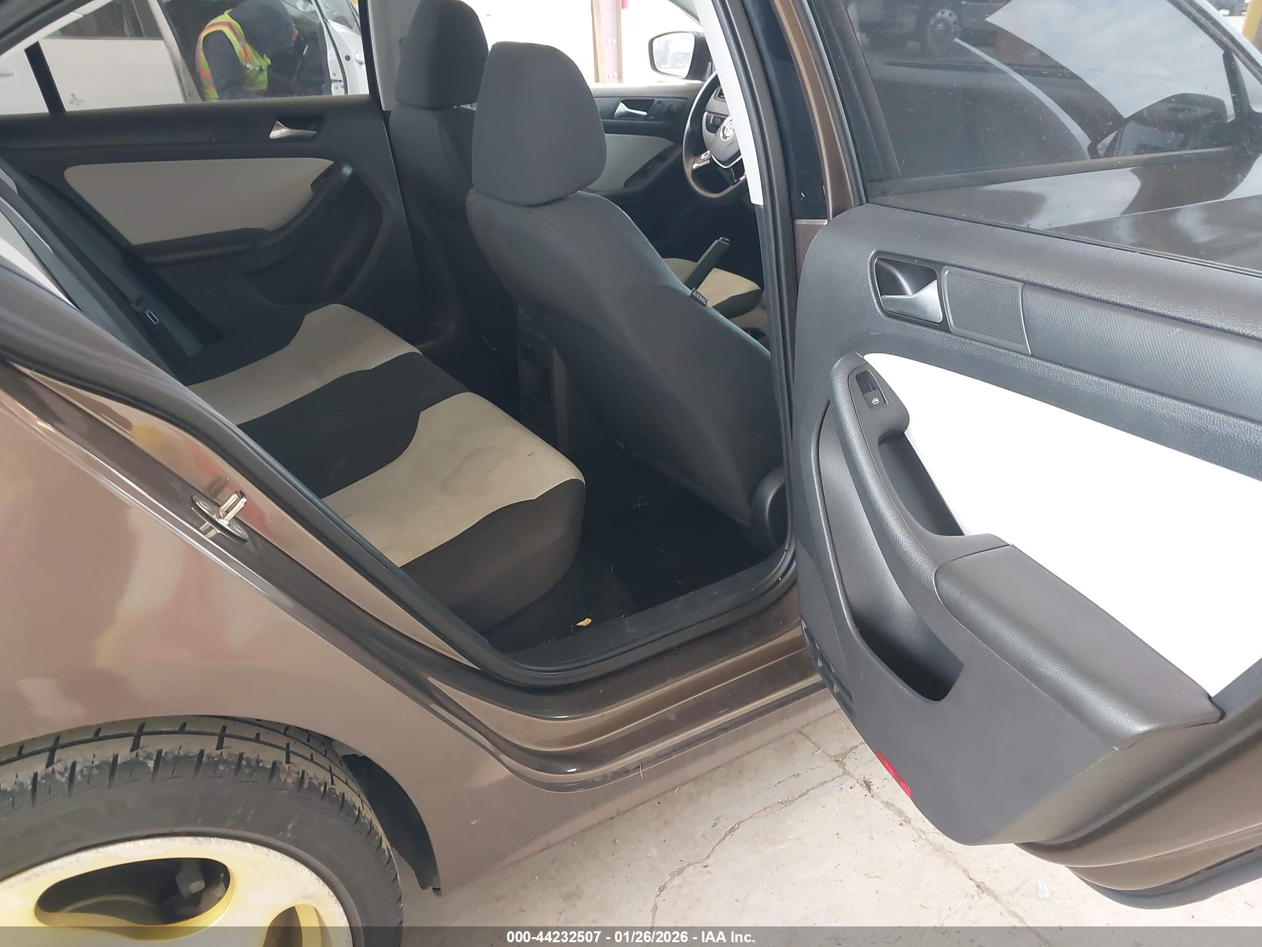 VOLKSWAGEN JETTA image 8