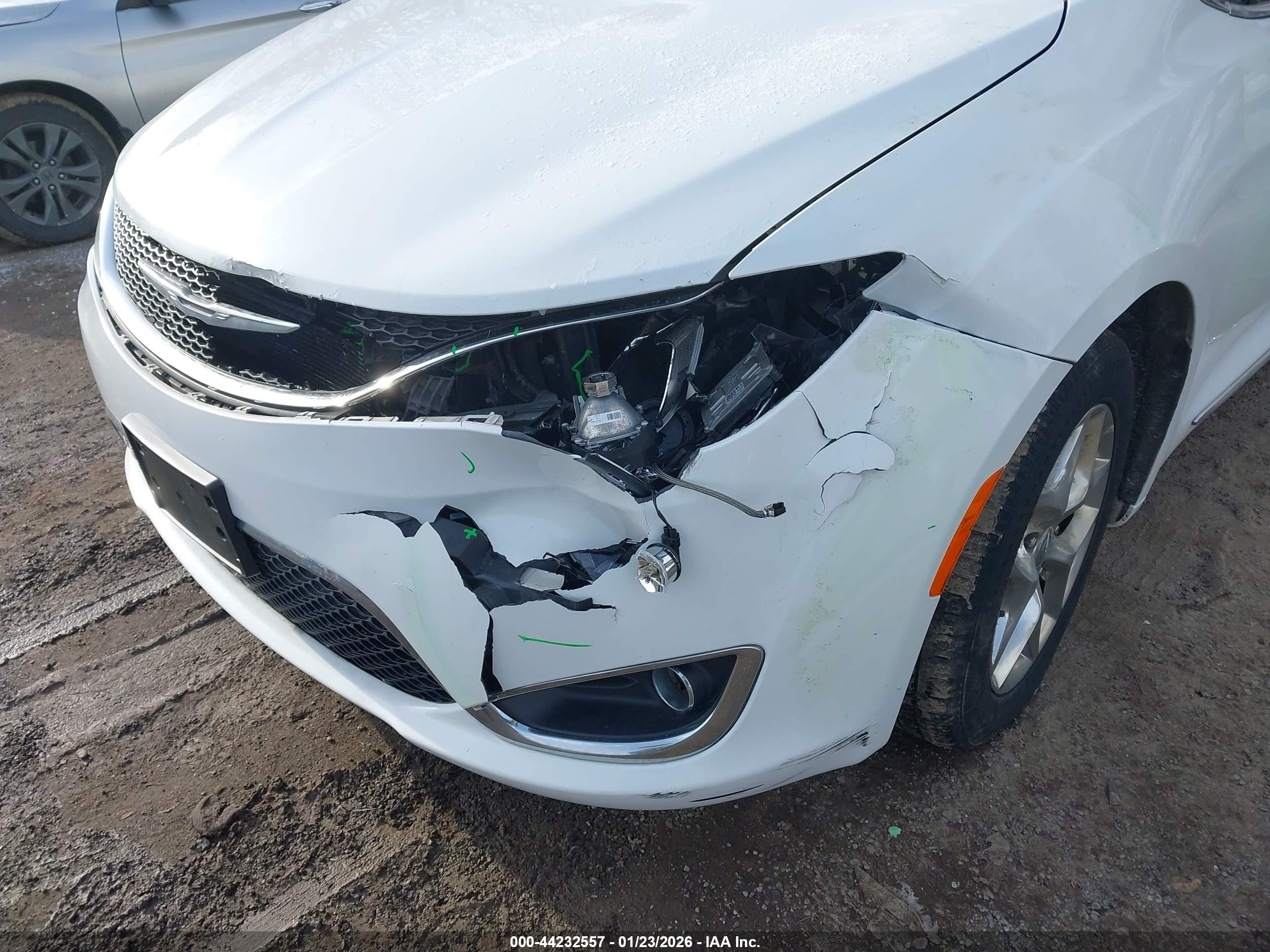 CHRYSLER PACIFICA image 6