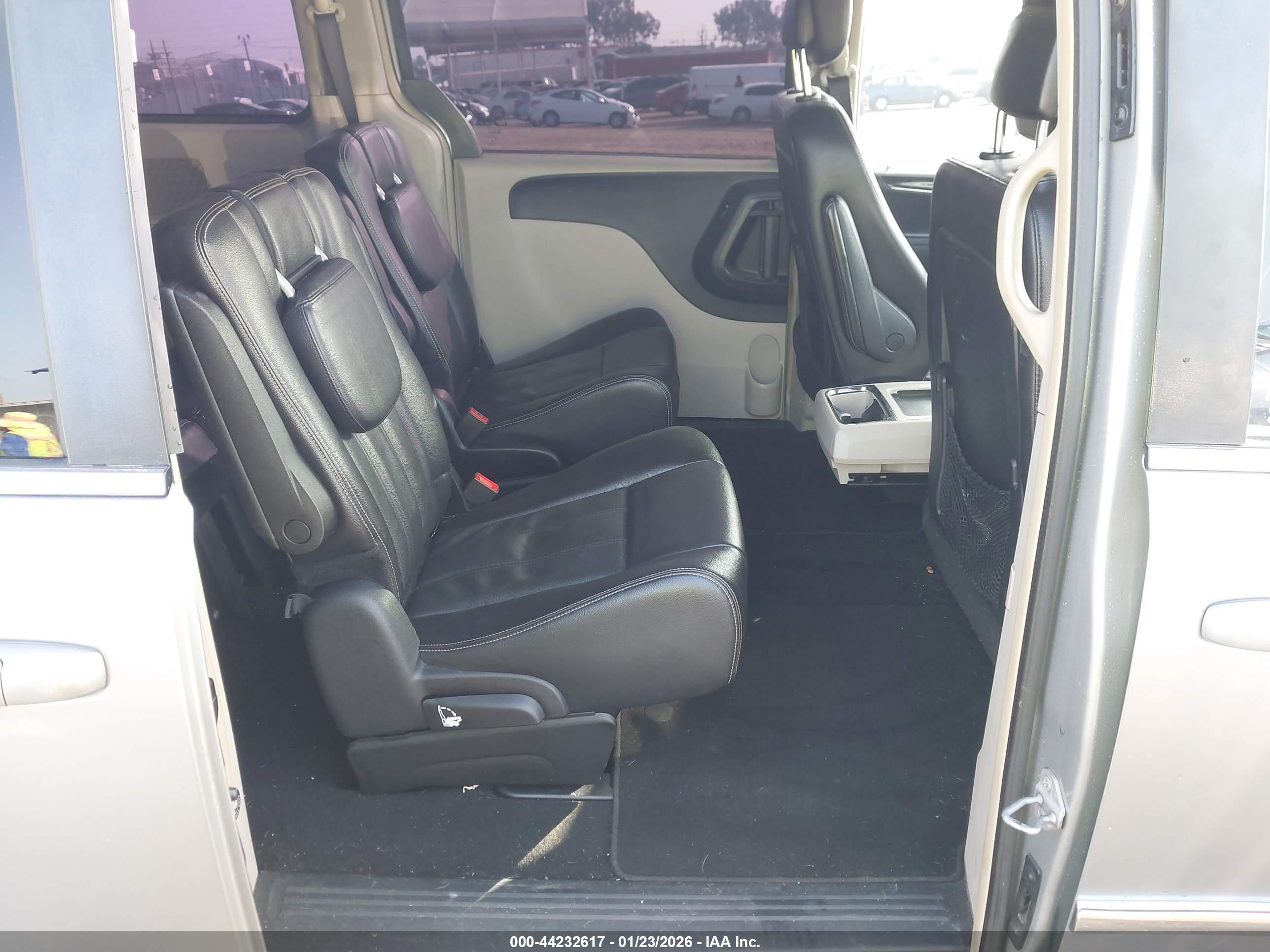 CHRYSLER TOWN image 8