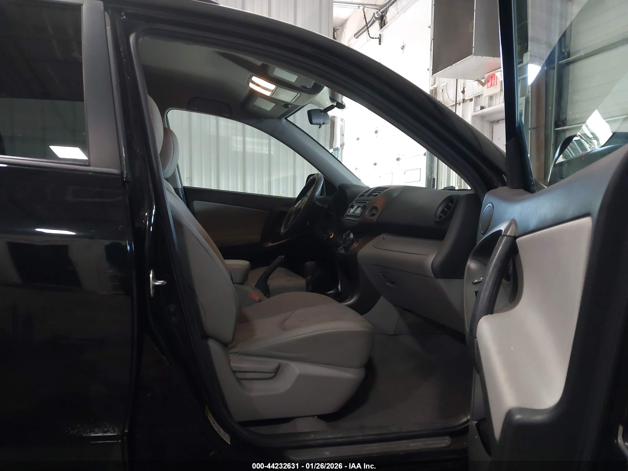 TOYOTA RAV4 image 5