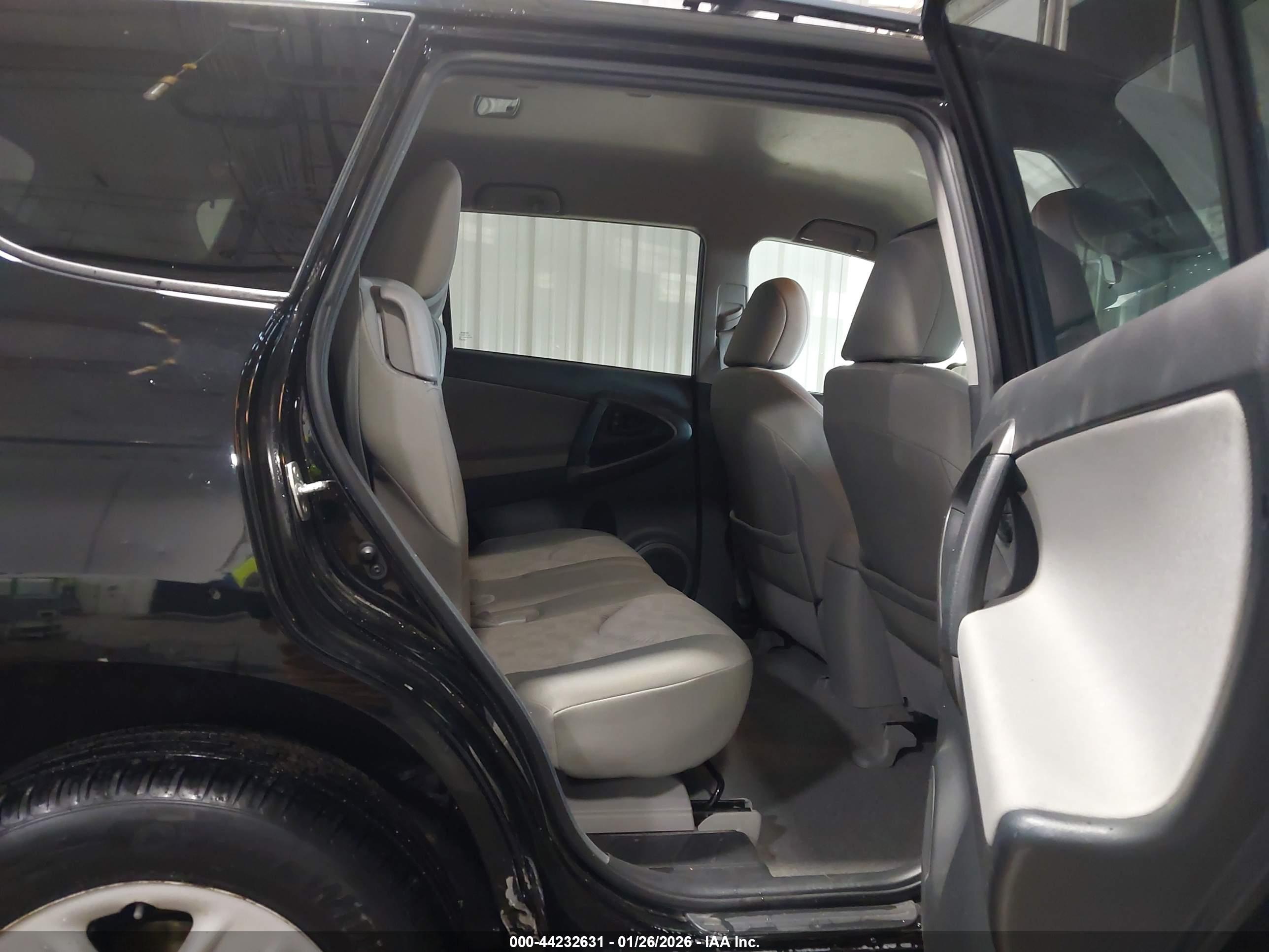 TOYOTA RAV4 image 8