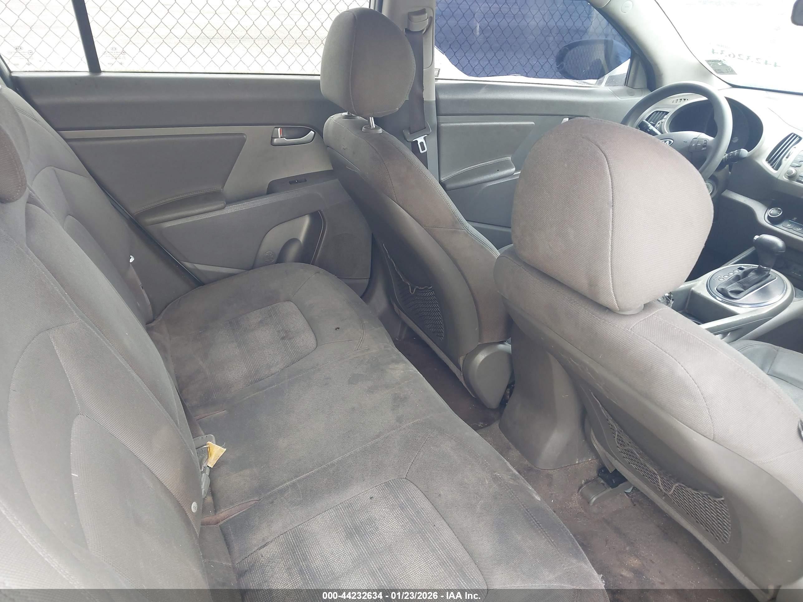 KIA SPORTAGE image 8
