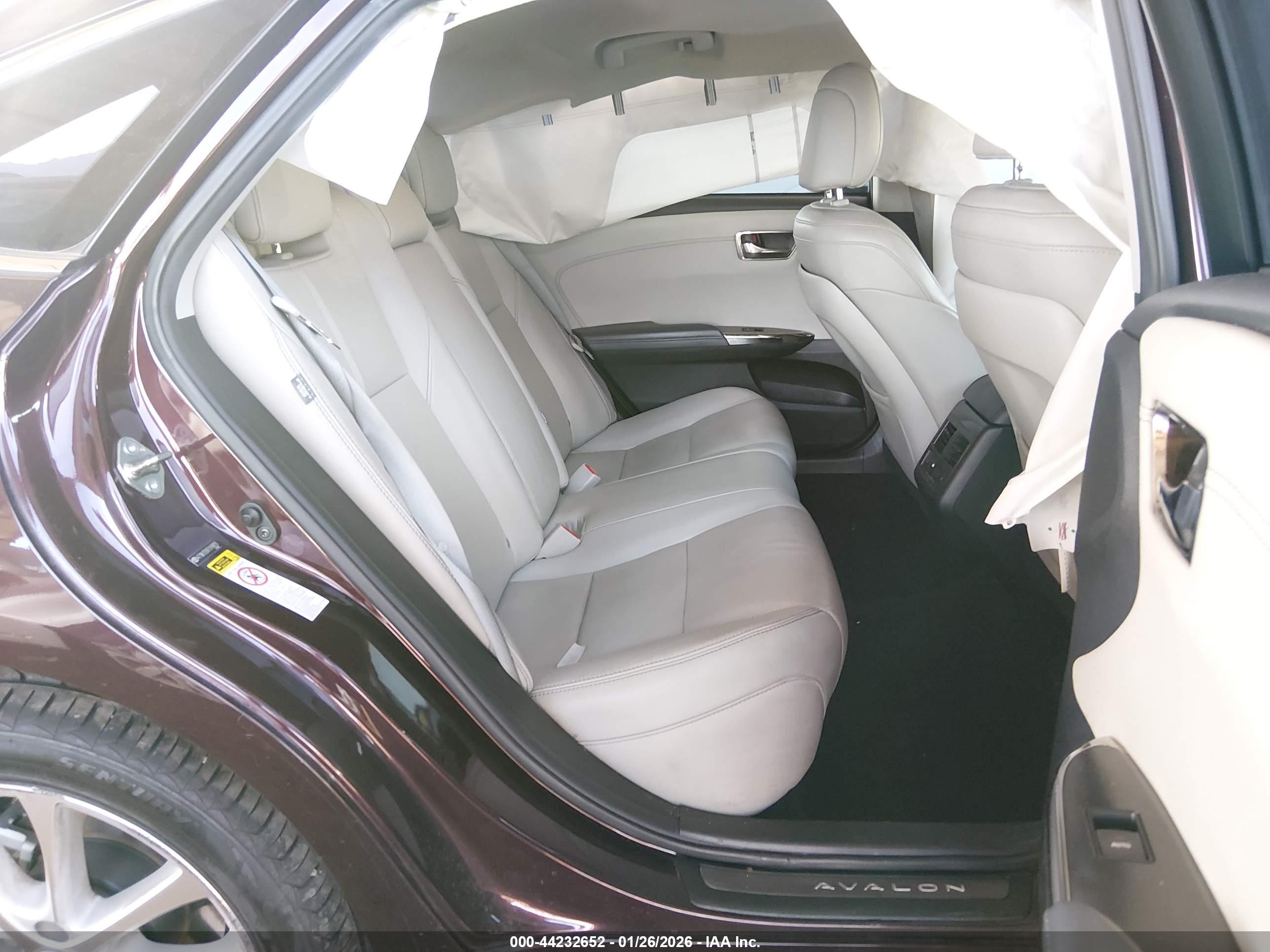 TOYOTA AVALON image 8