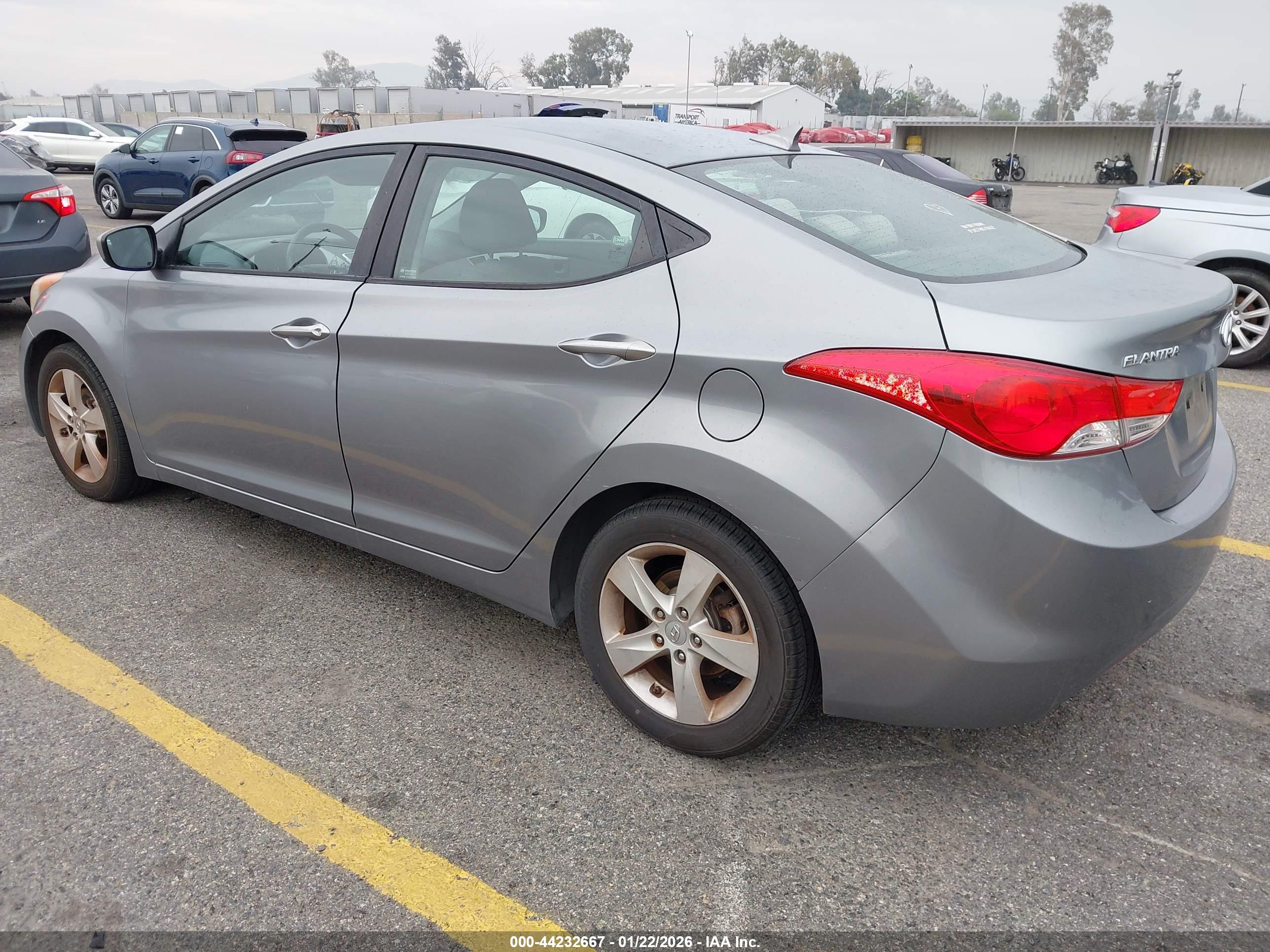 HYUNDAI ELANTRA image 3