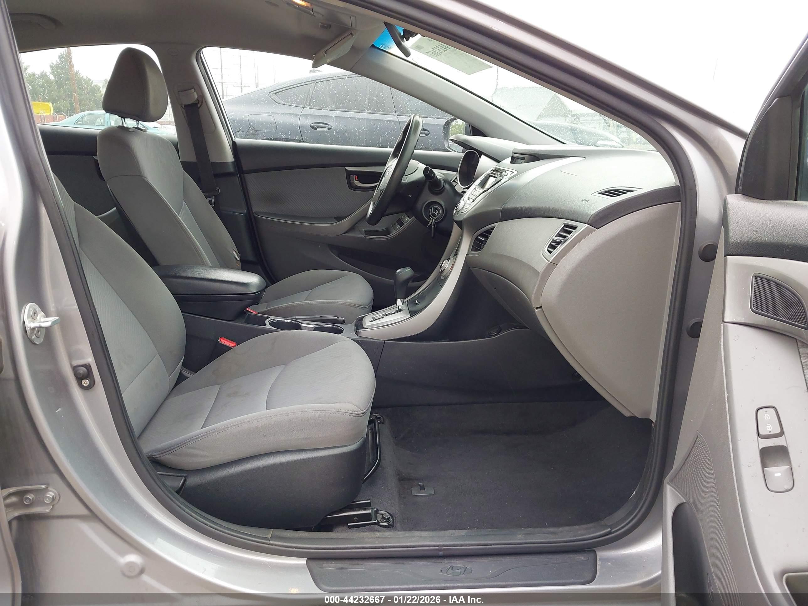 HYUNDAI ELANTRA image 5