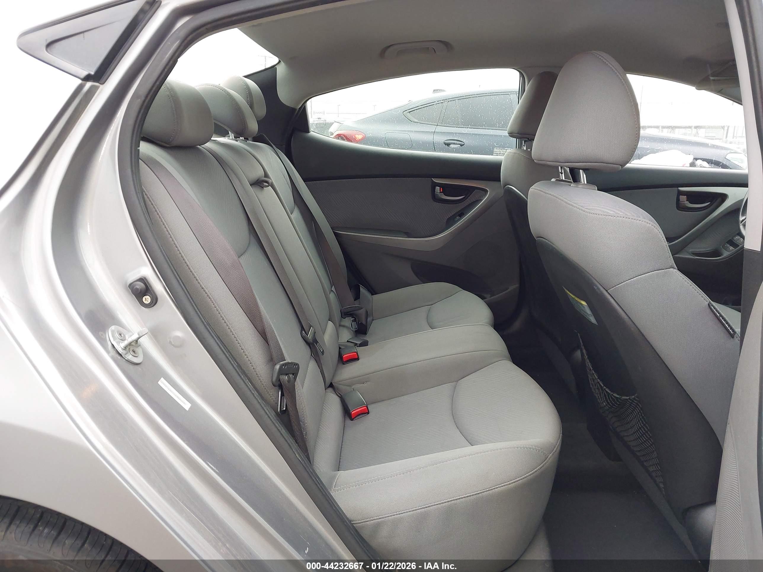 HYUNDAI ELANTRA image 8