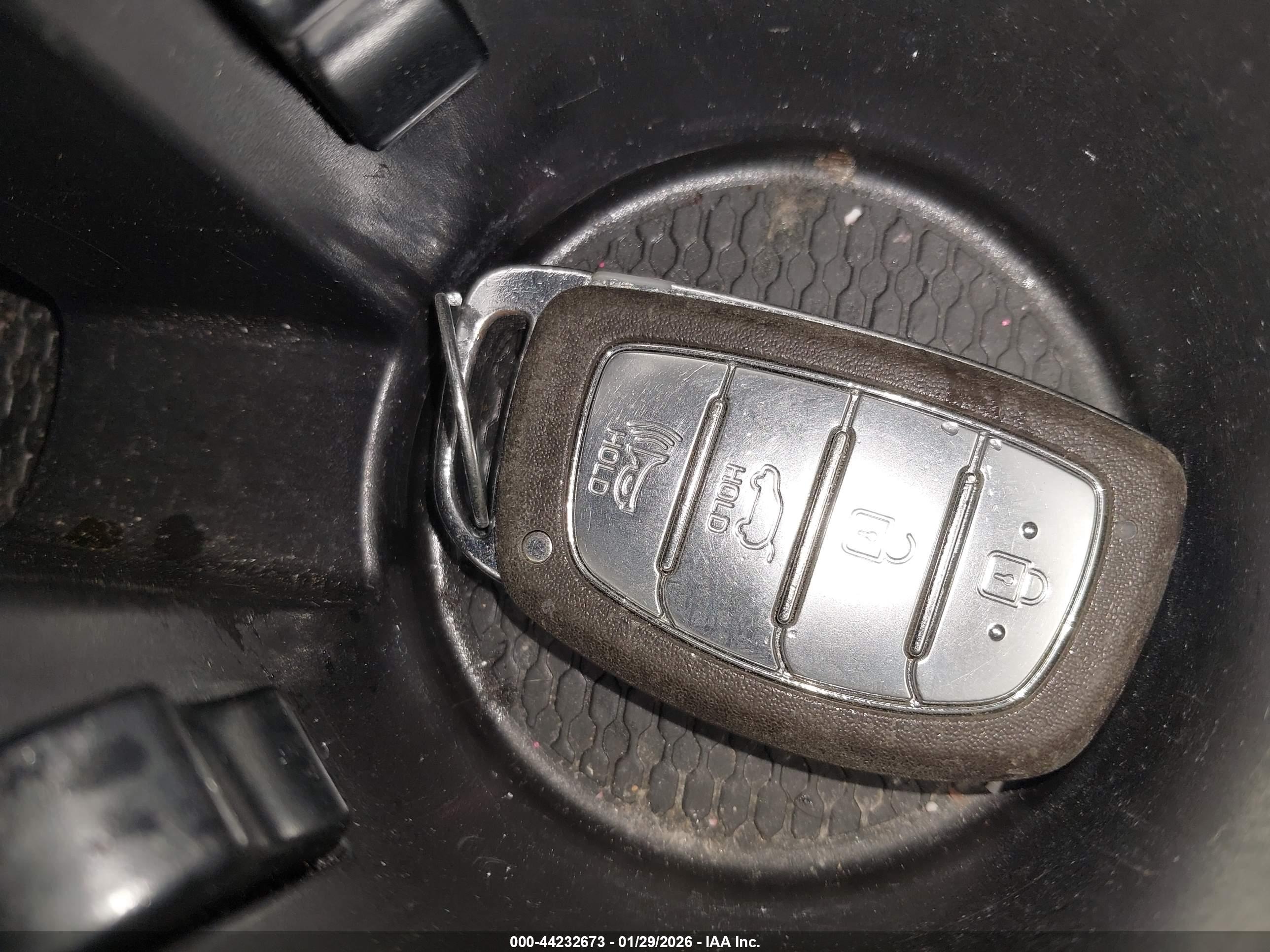 HYUNDAI TUCSON image 11