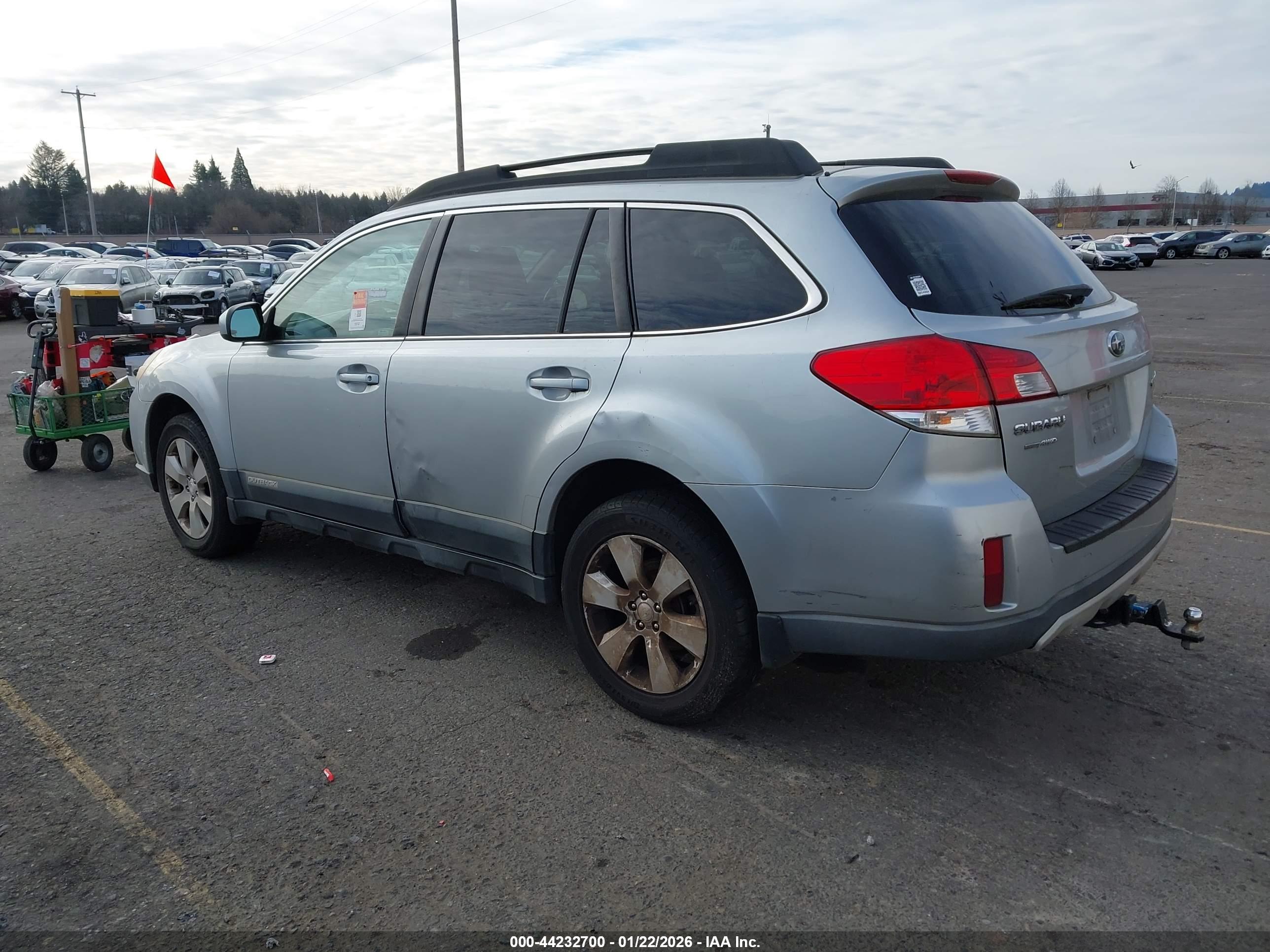 SUBARU OUTBACK image 3
