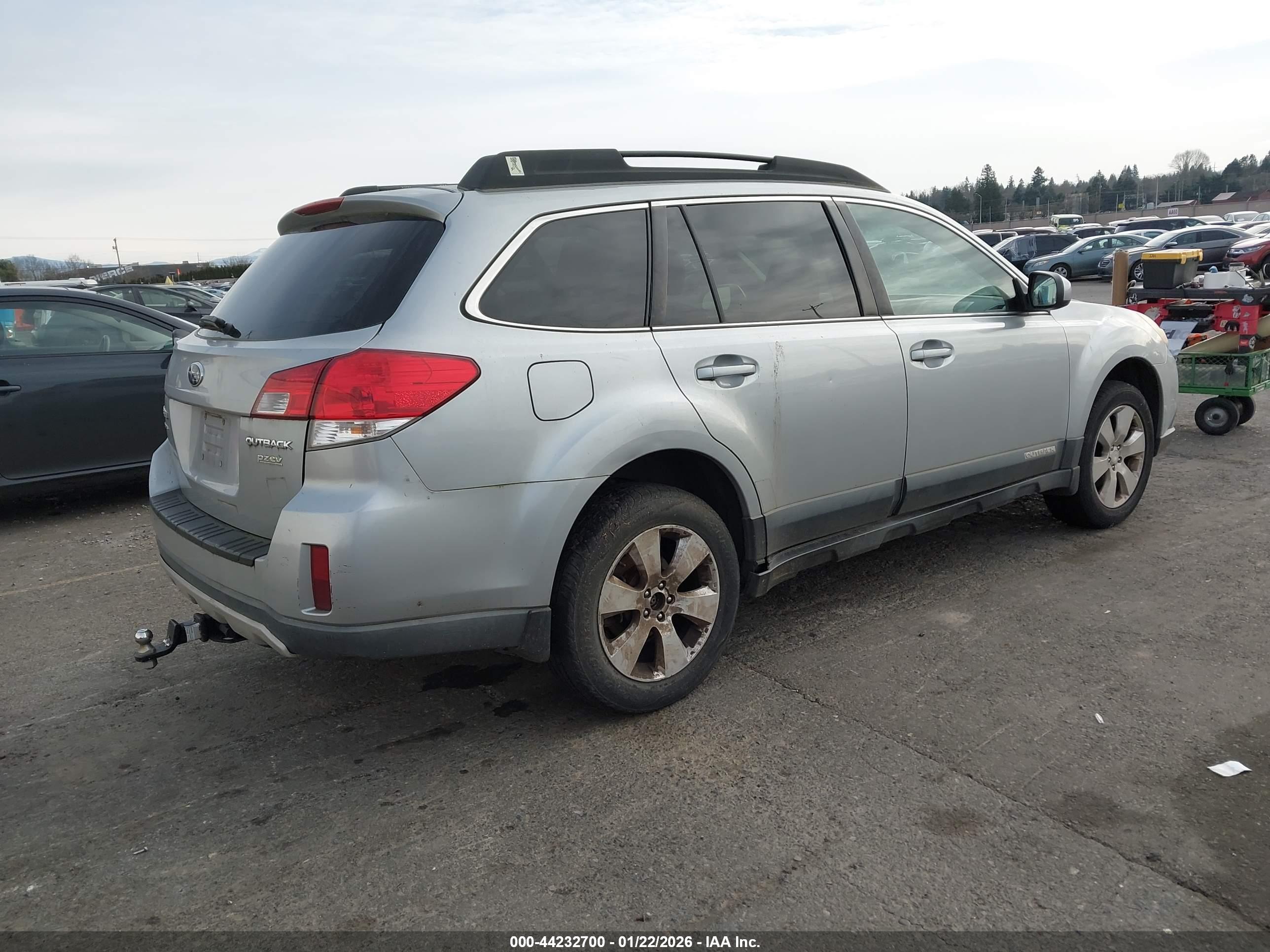 SUBARU OUTBACK image 4