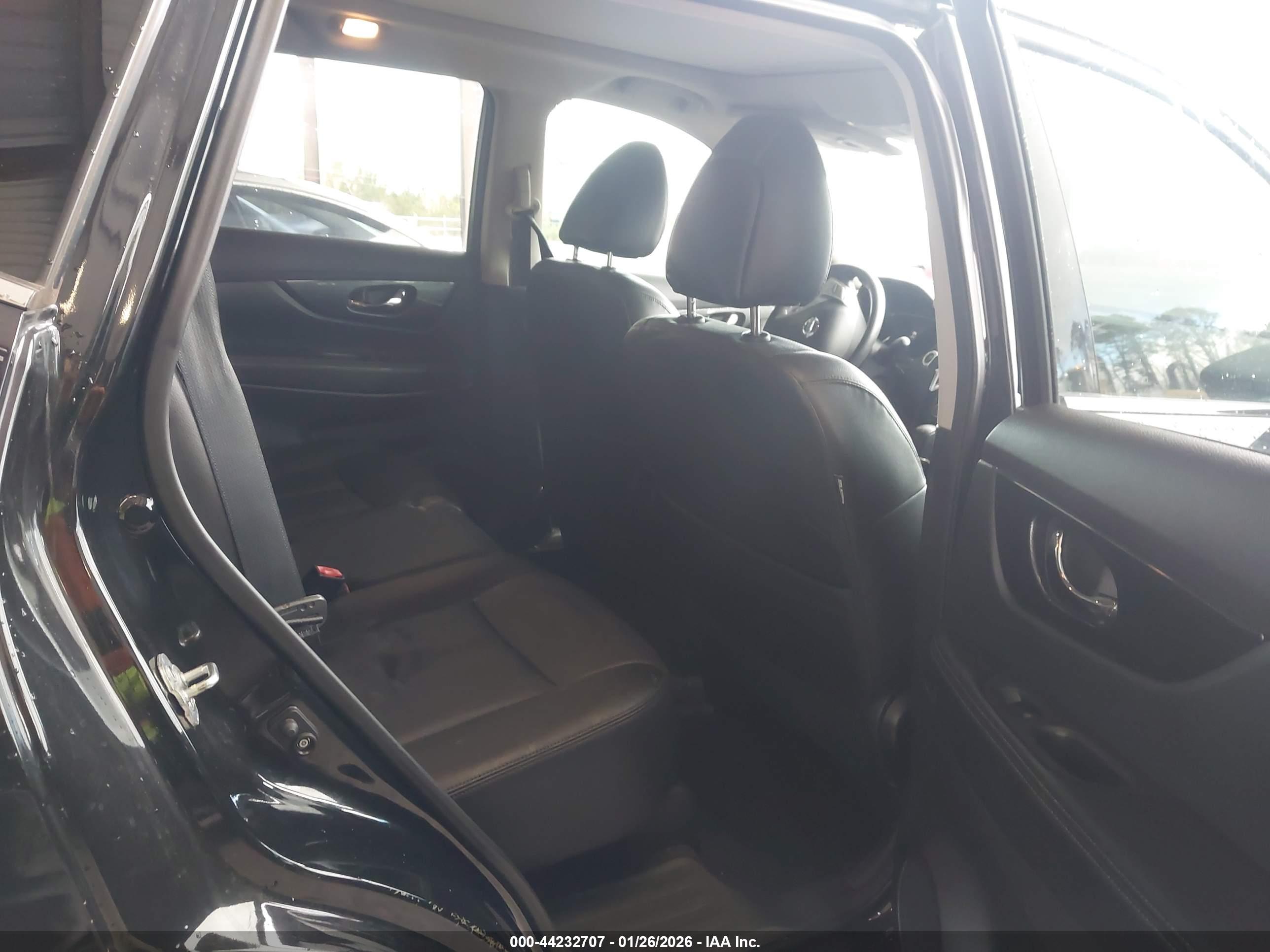 NISSAN ROGUE image 8