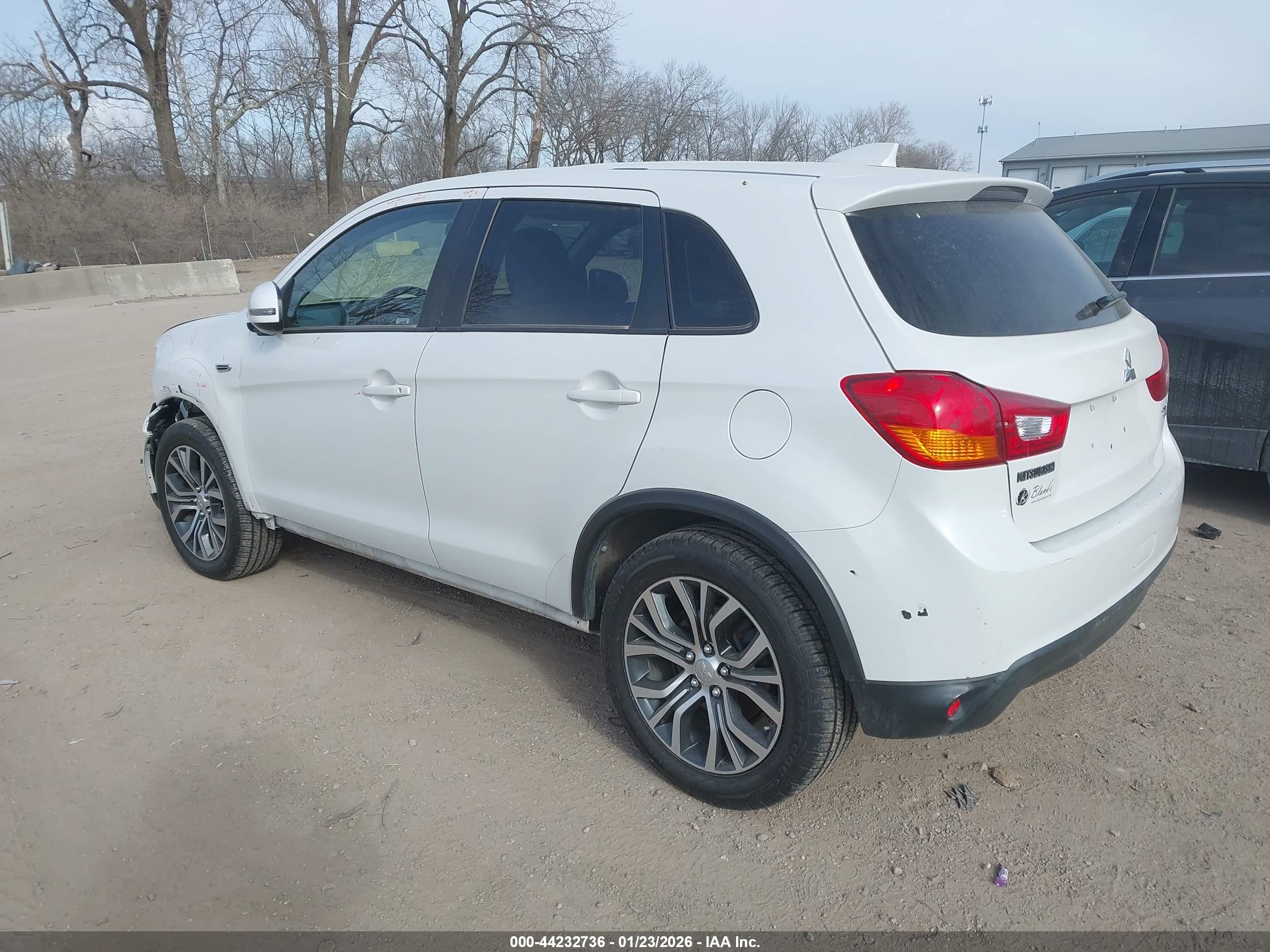 MITSUBISHI OUTLANDER image 3