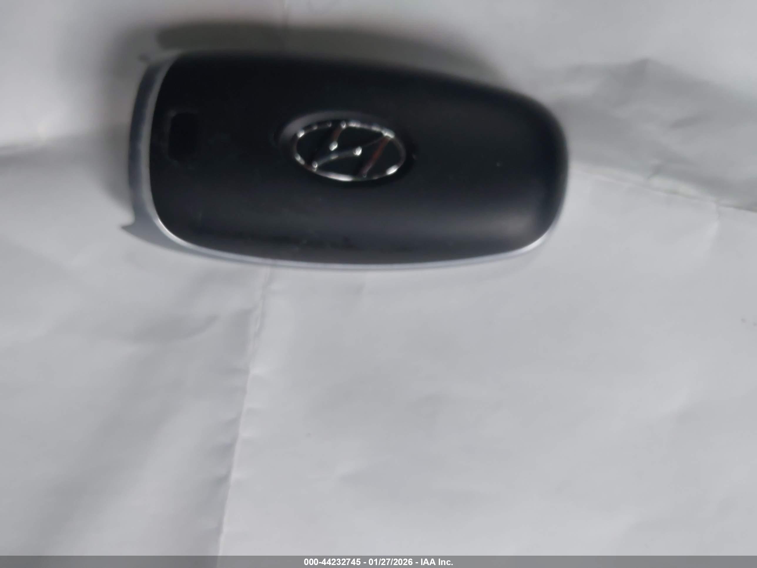 HYUNDAI TUCSON image 11