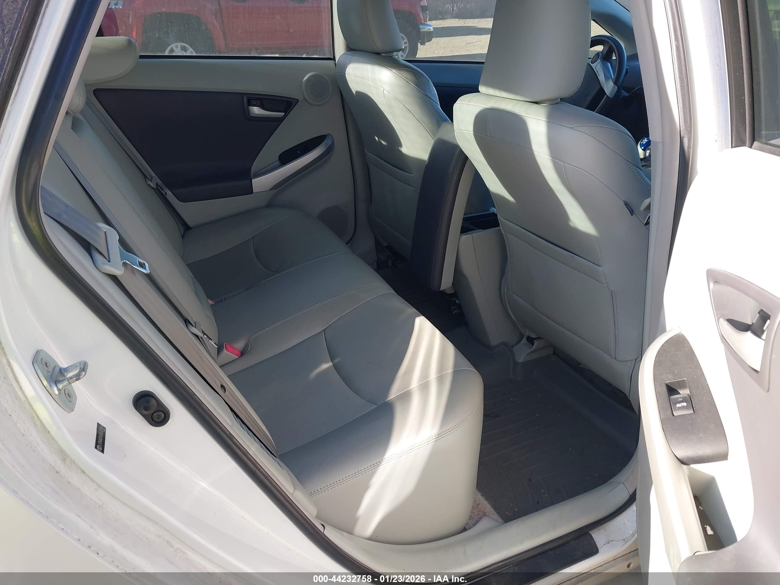 TOYOTA PRIUS image 8
