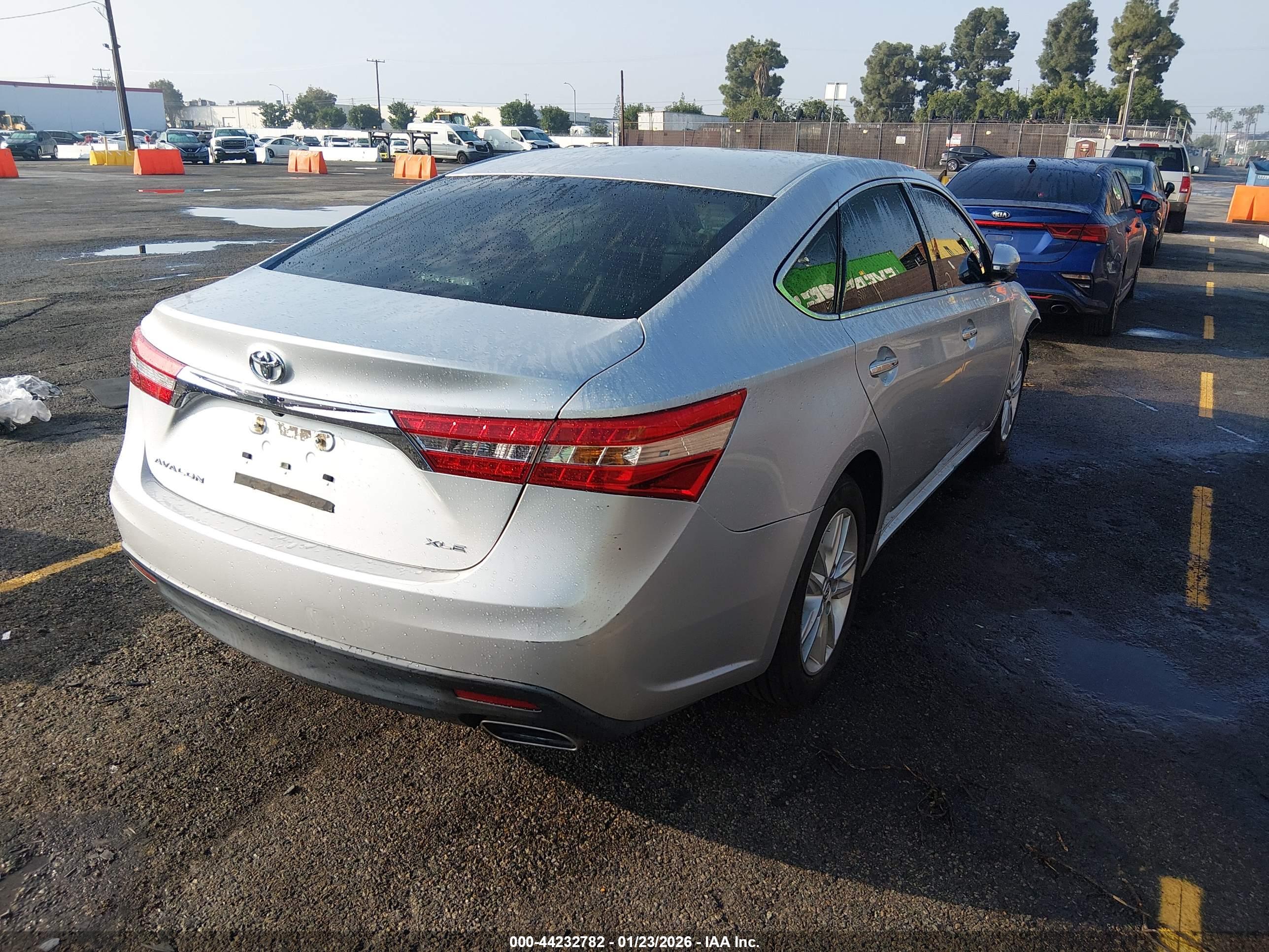 TOYOTA AVALON image 4