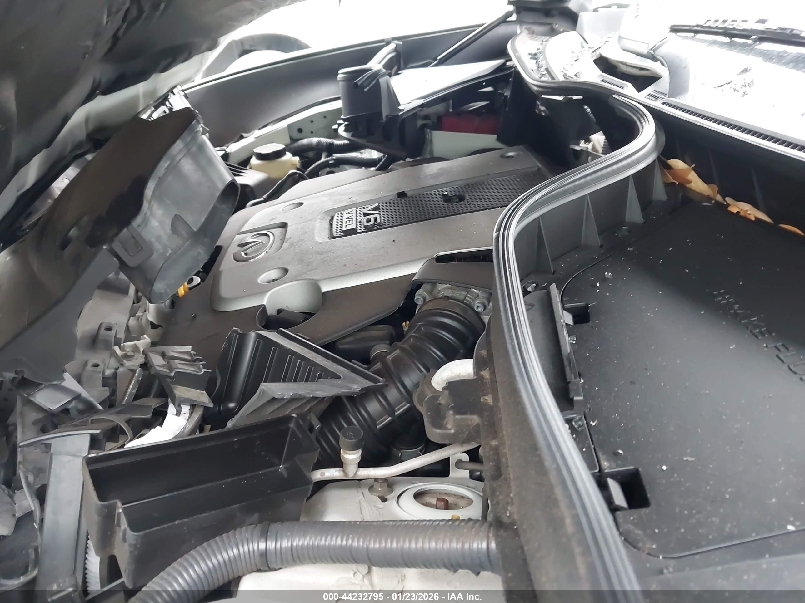 INFINITI QX70 image 10