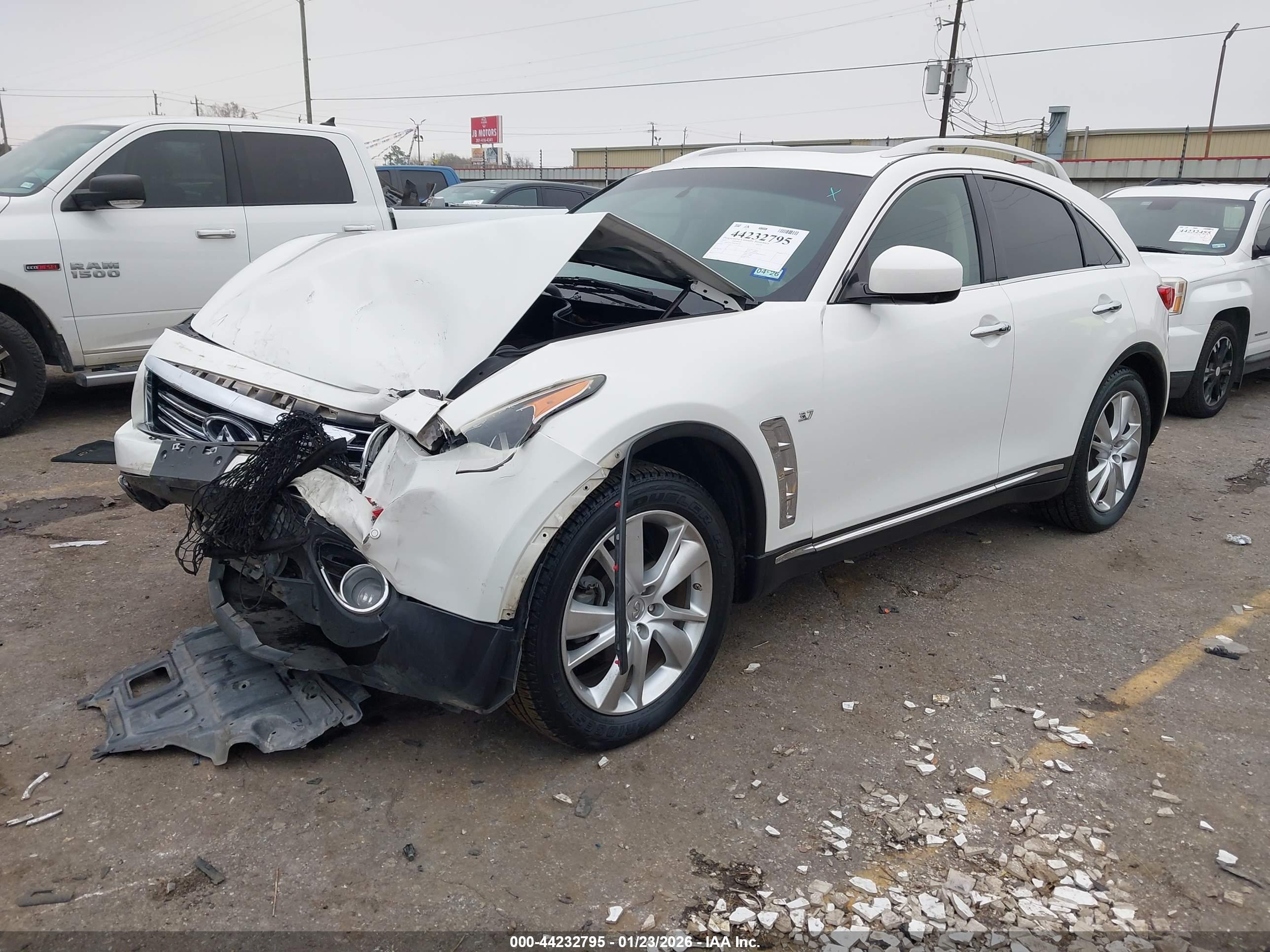 INFINITI QX70 image 2