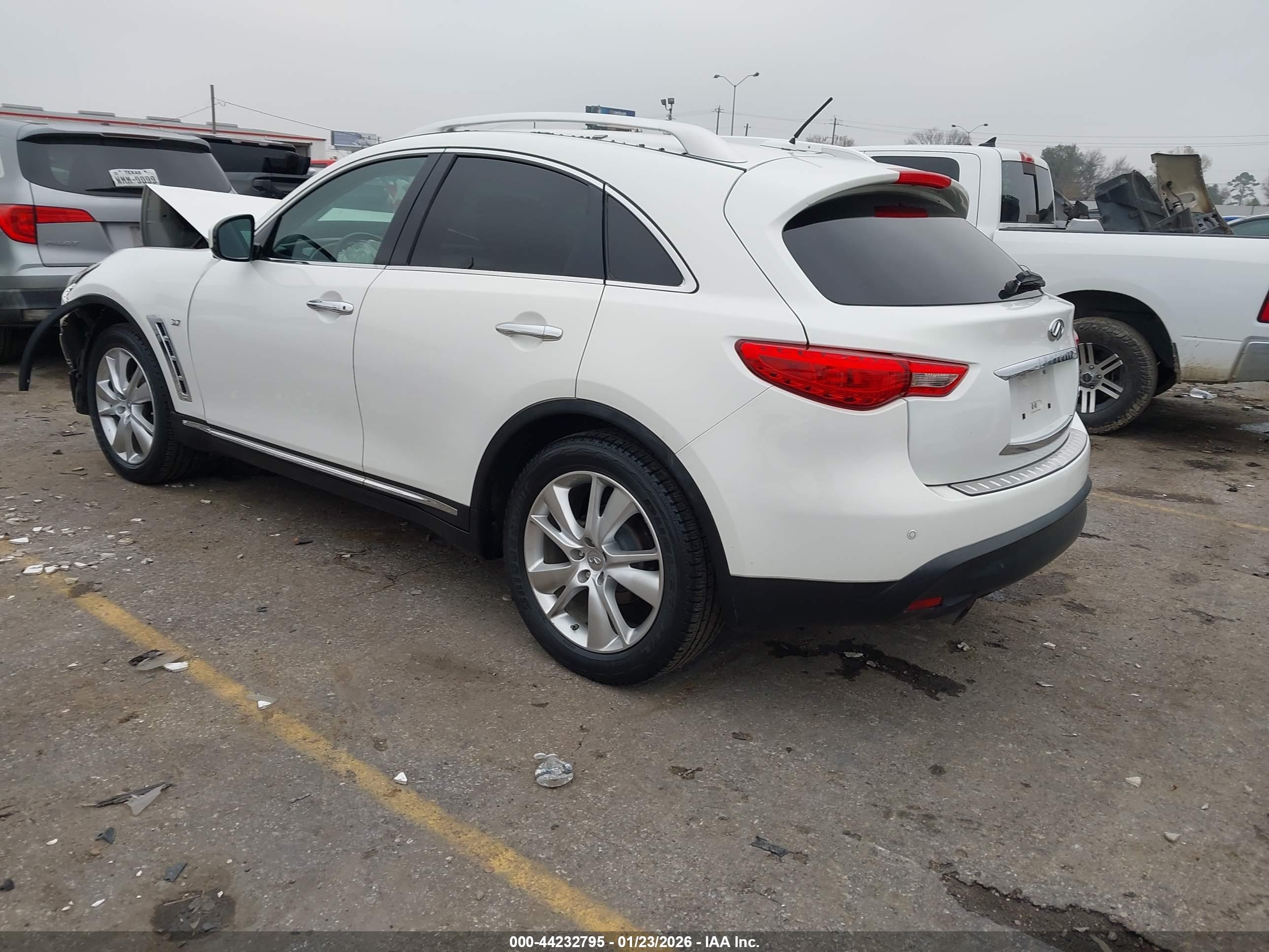 INFINITI QX70 image 3