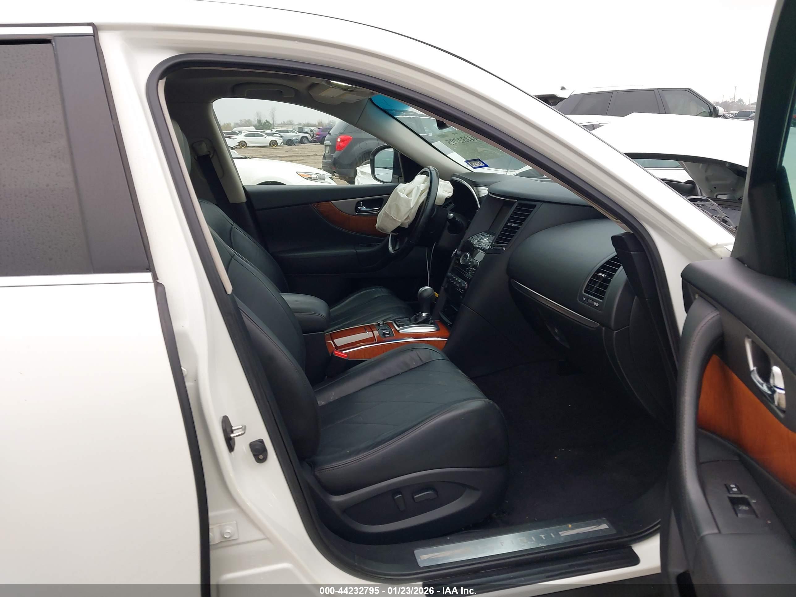 INFINITI QX70 image 5