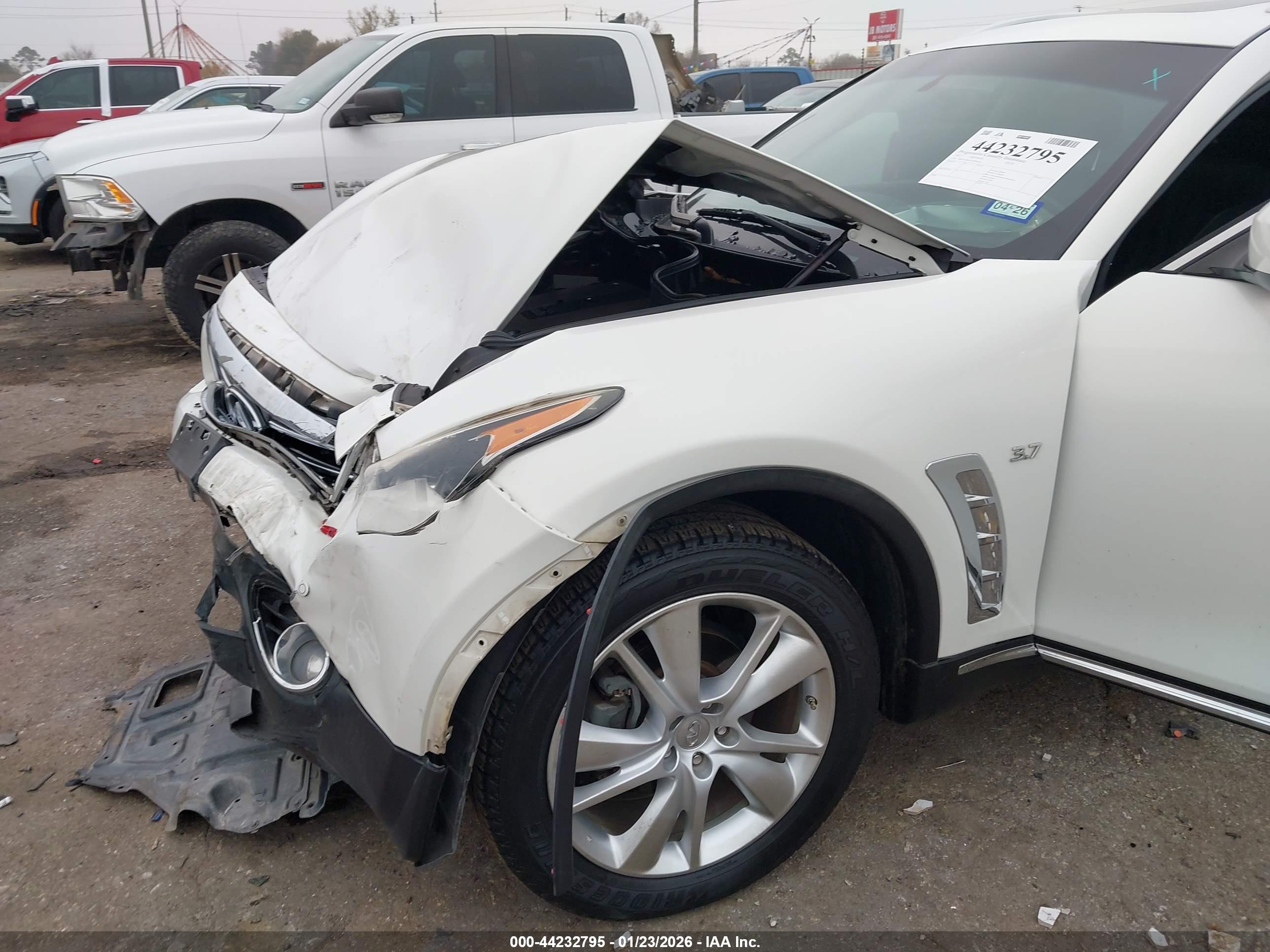INFINITI QX70 image 6