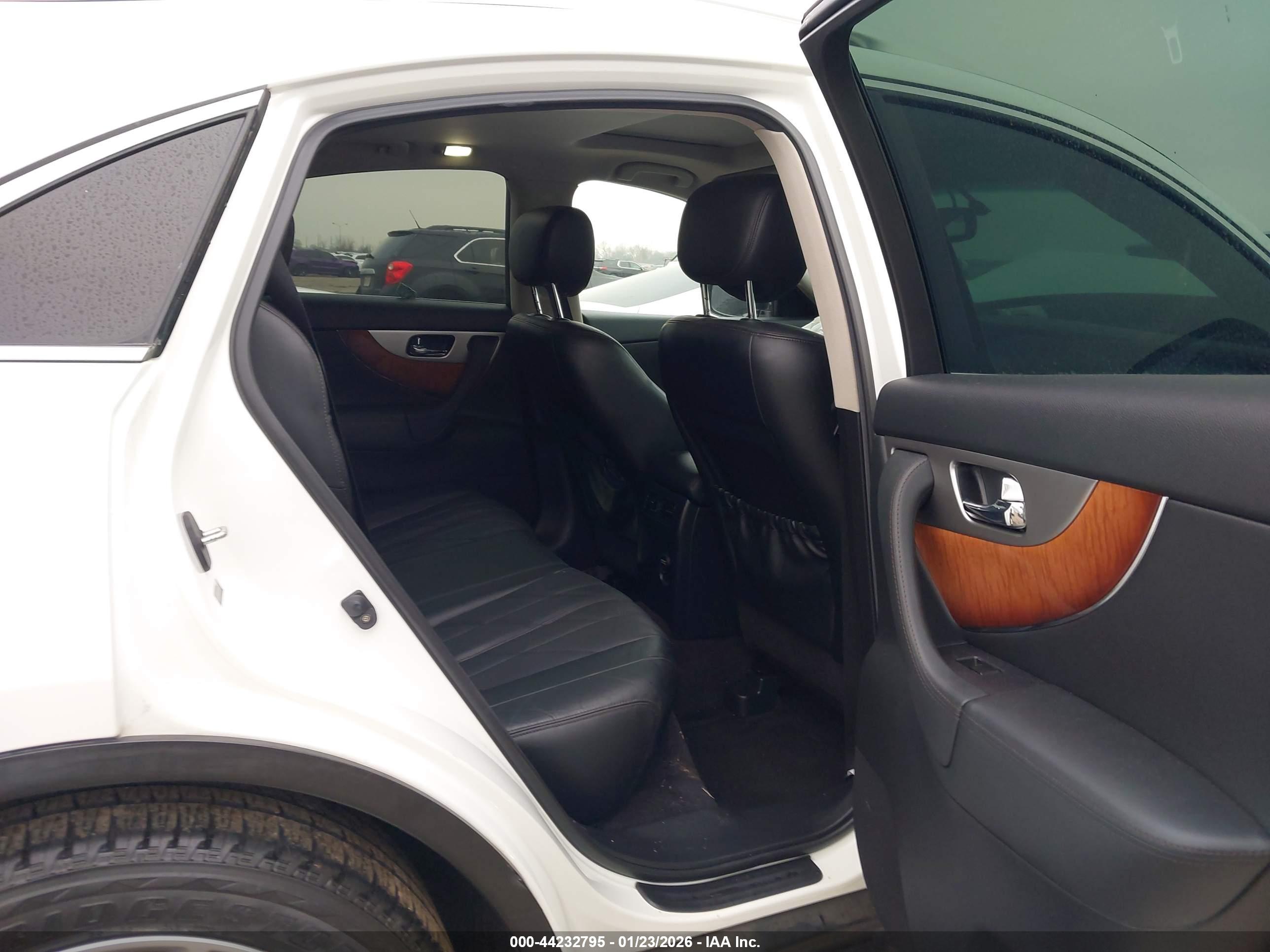 INFINITI QX70 image 8