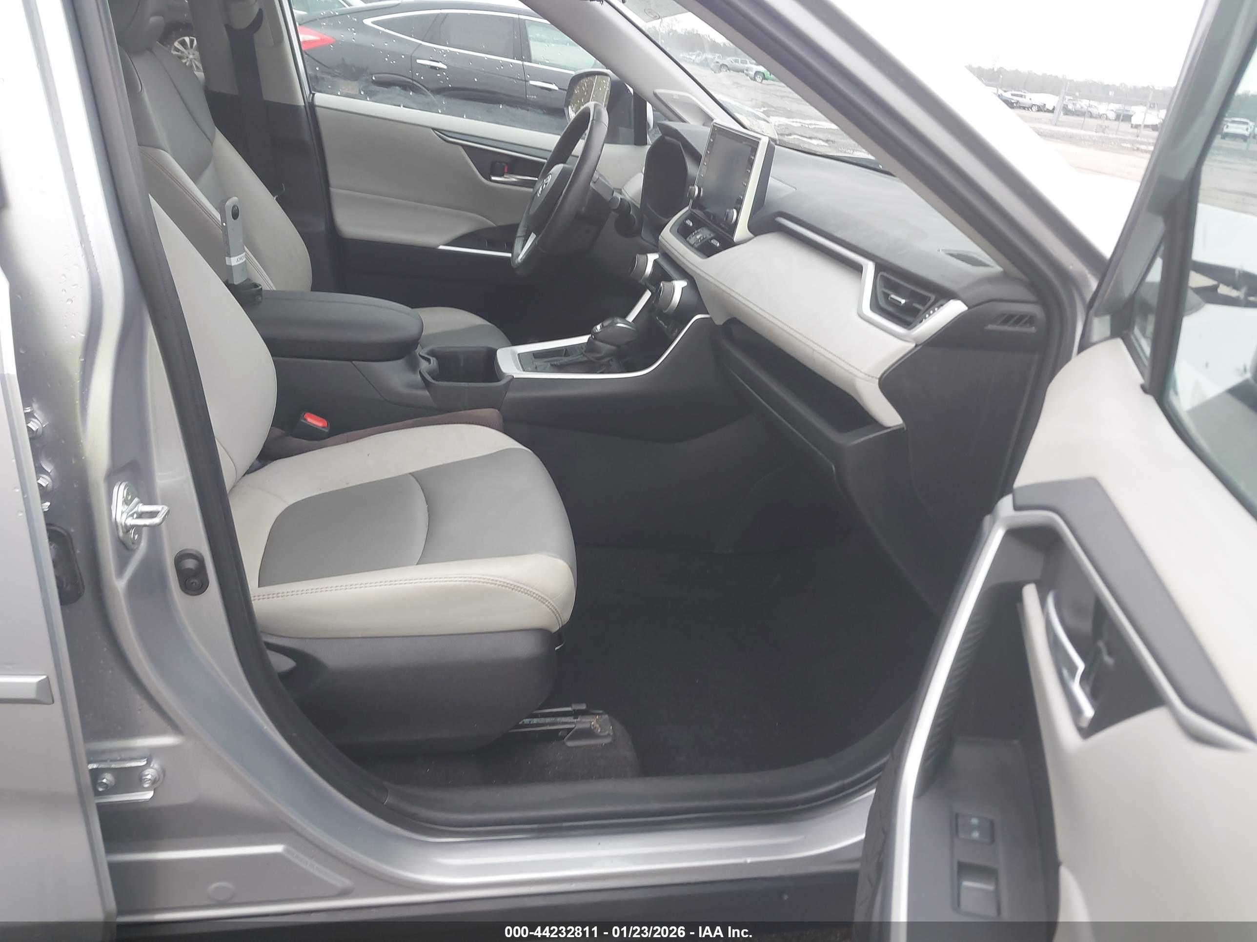 TOYOTA RAV4 image 5