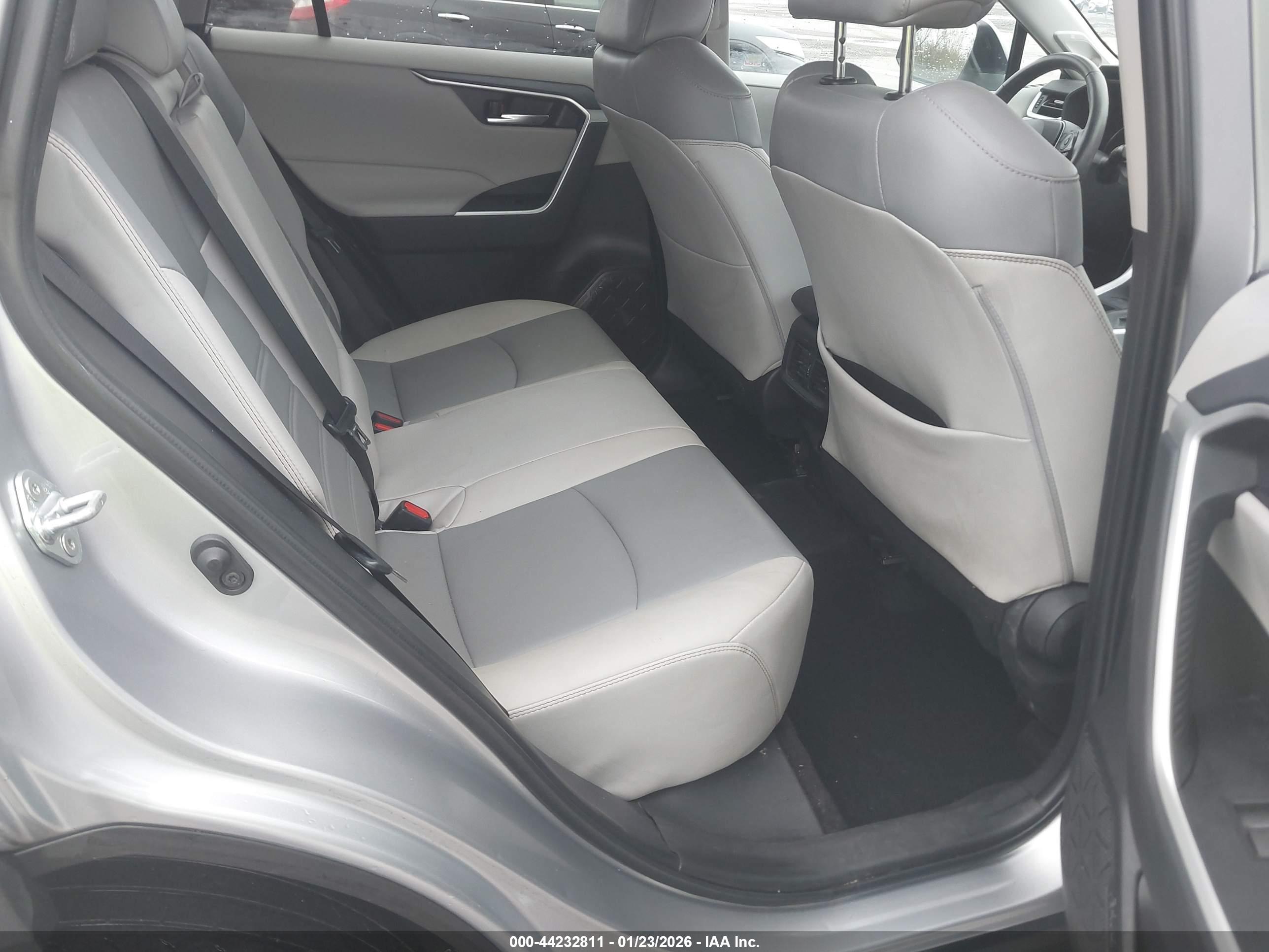 TOYOTA RAV4 image 8