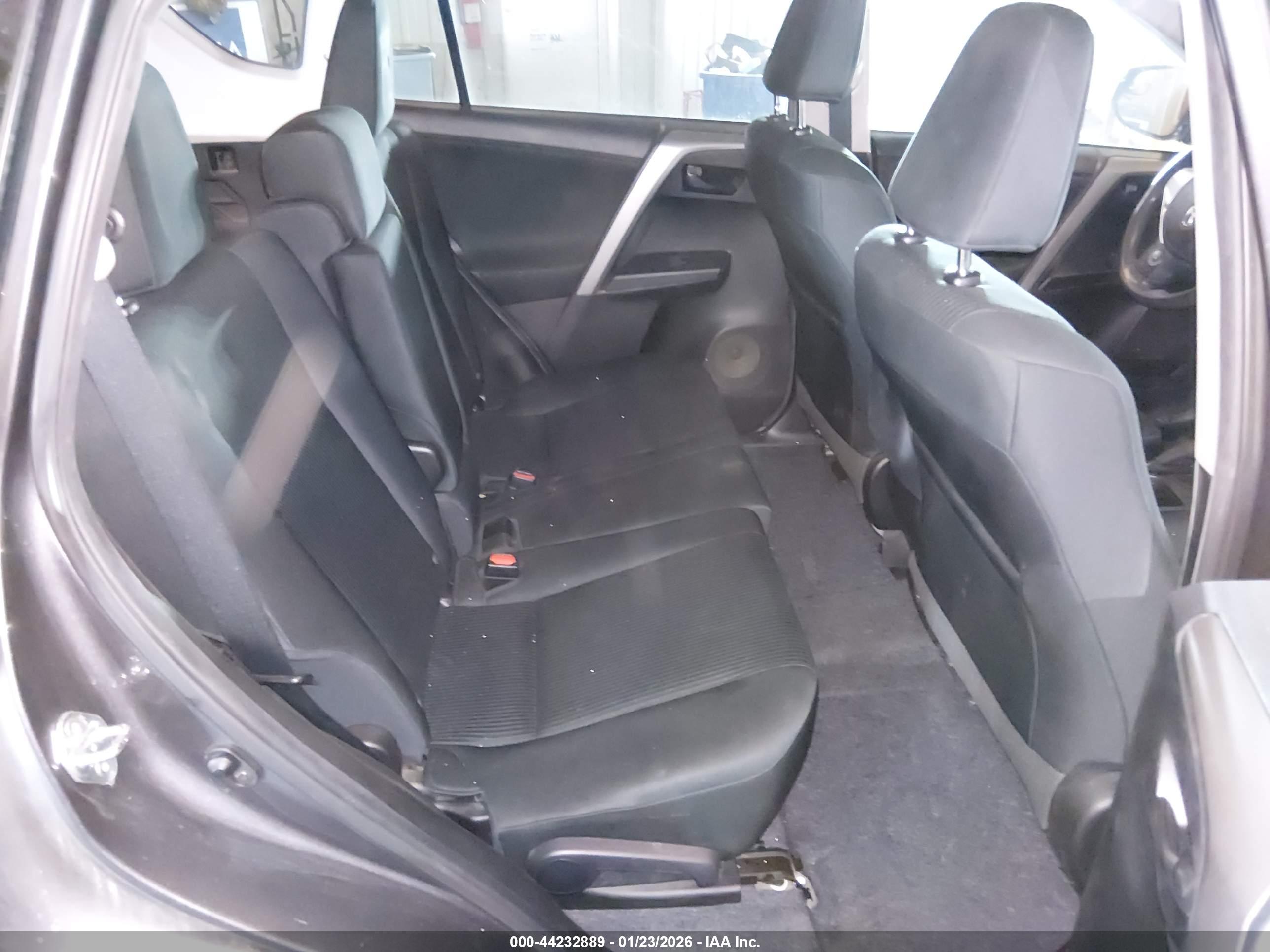 TOYOTA RAV4 image 8