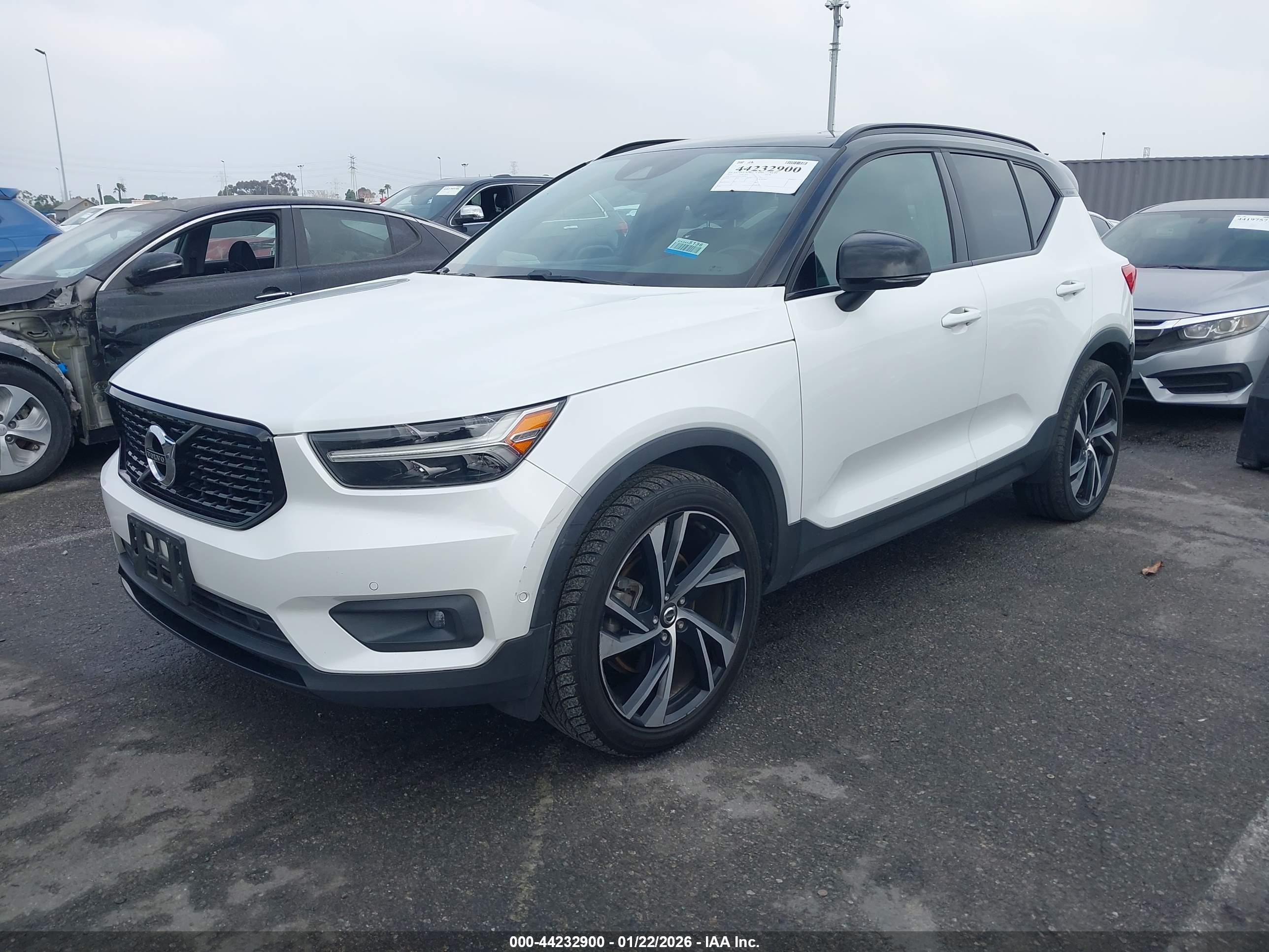 VOLVO XC40 image 2
