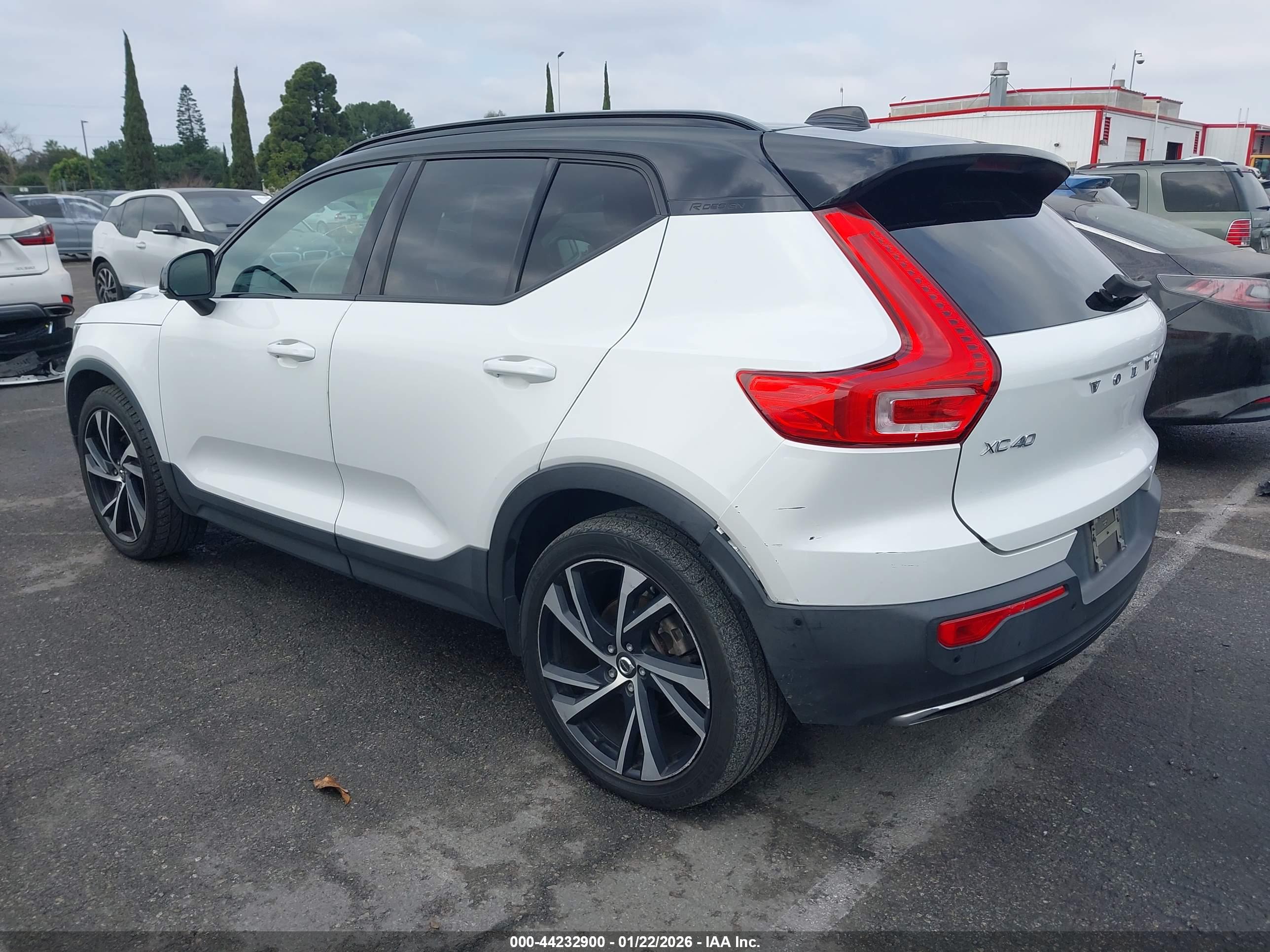 VOLVO XC40 image 3