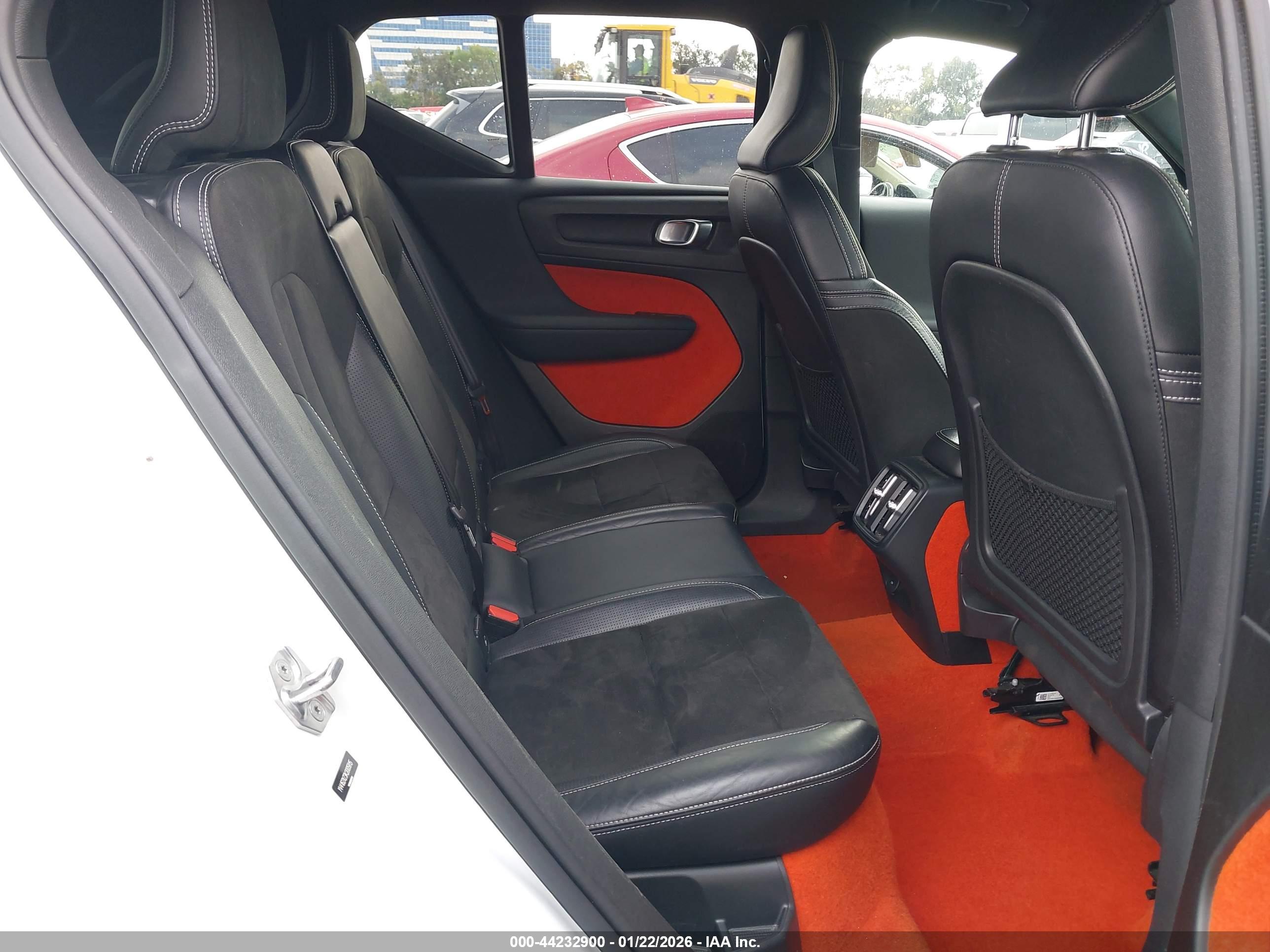 VOLVO XC40 image 8