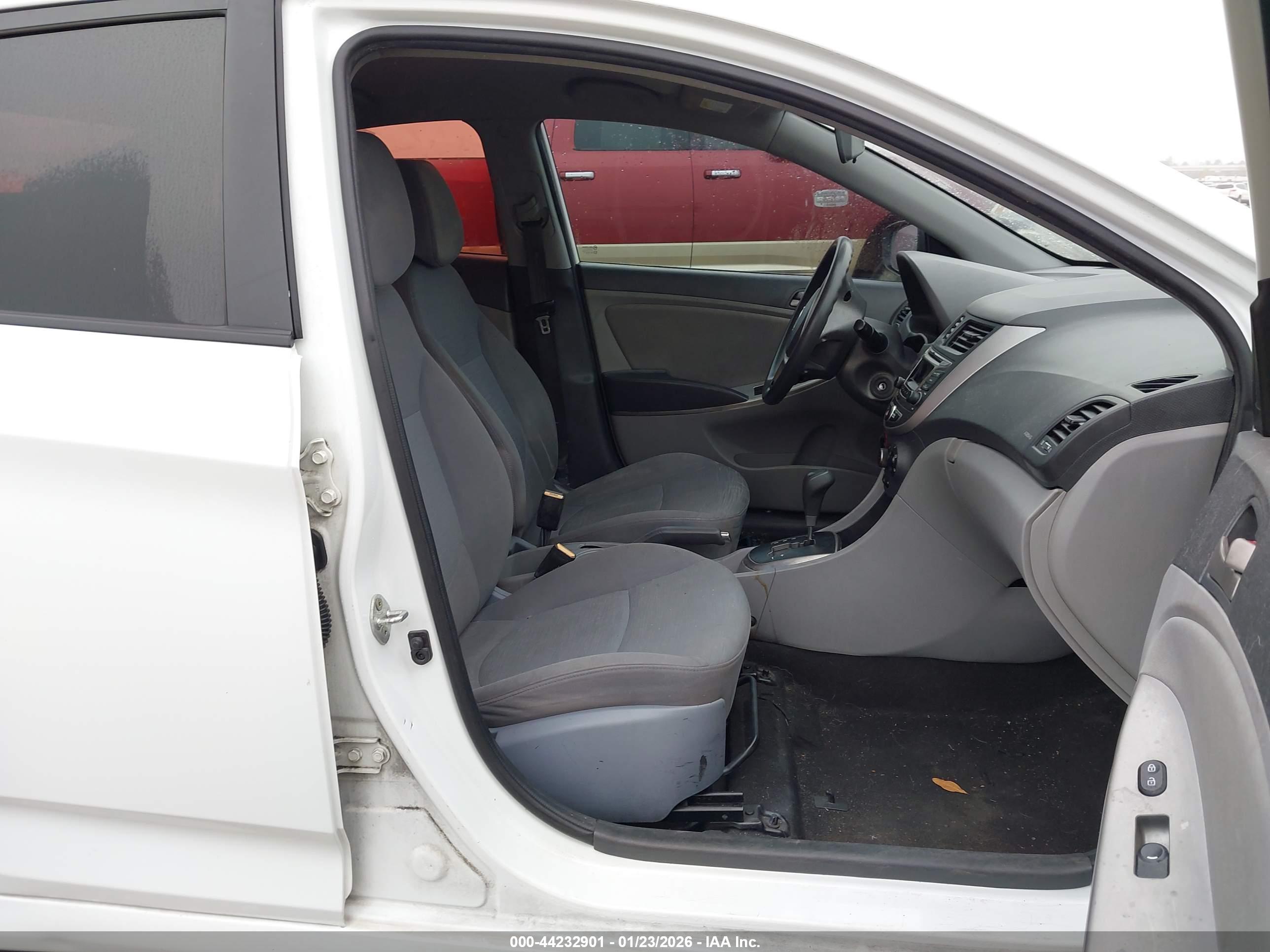 HYUNDAI ACCENT image 5
