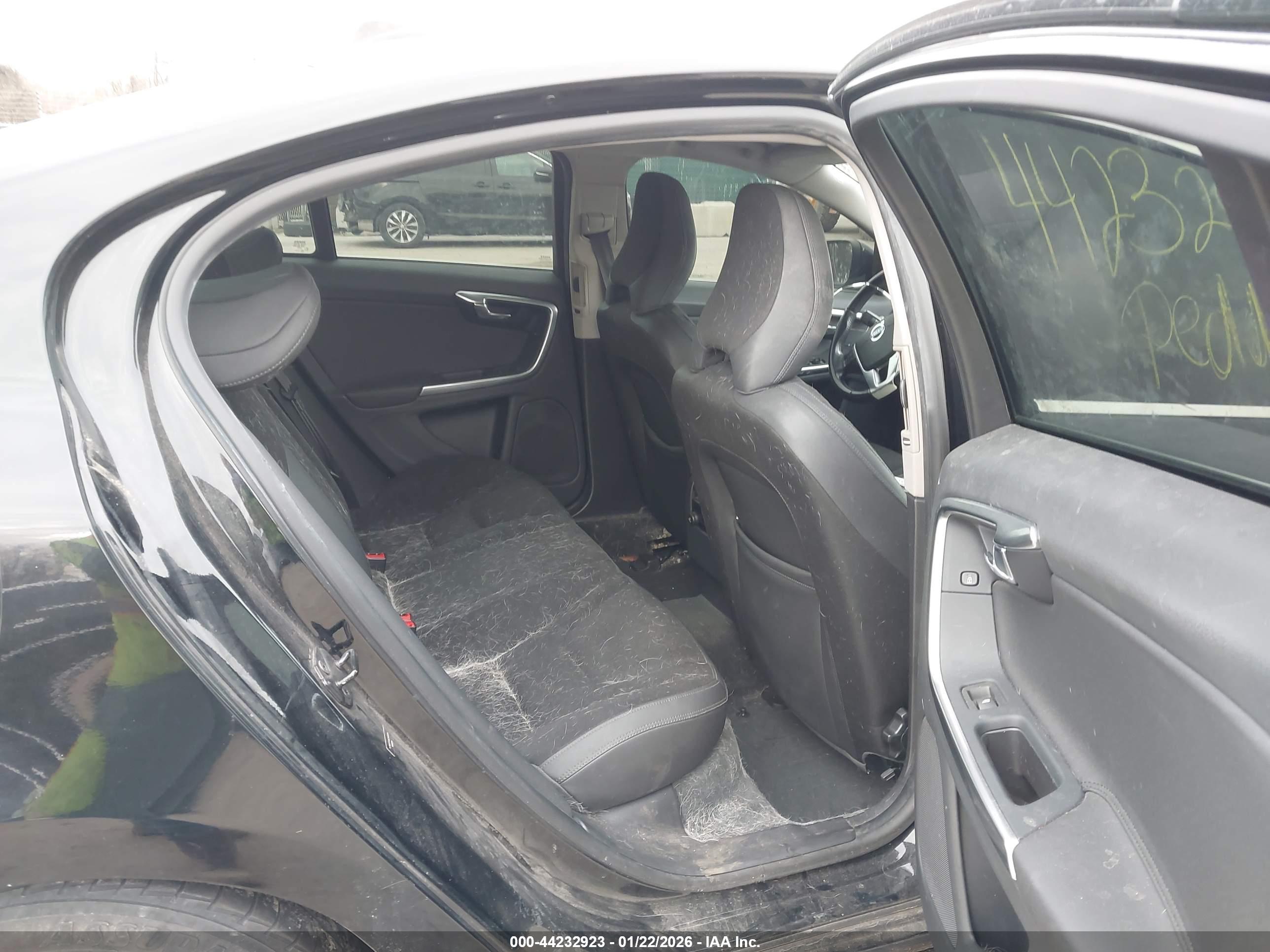 VOLVO S60 image 8
