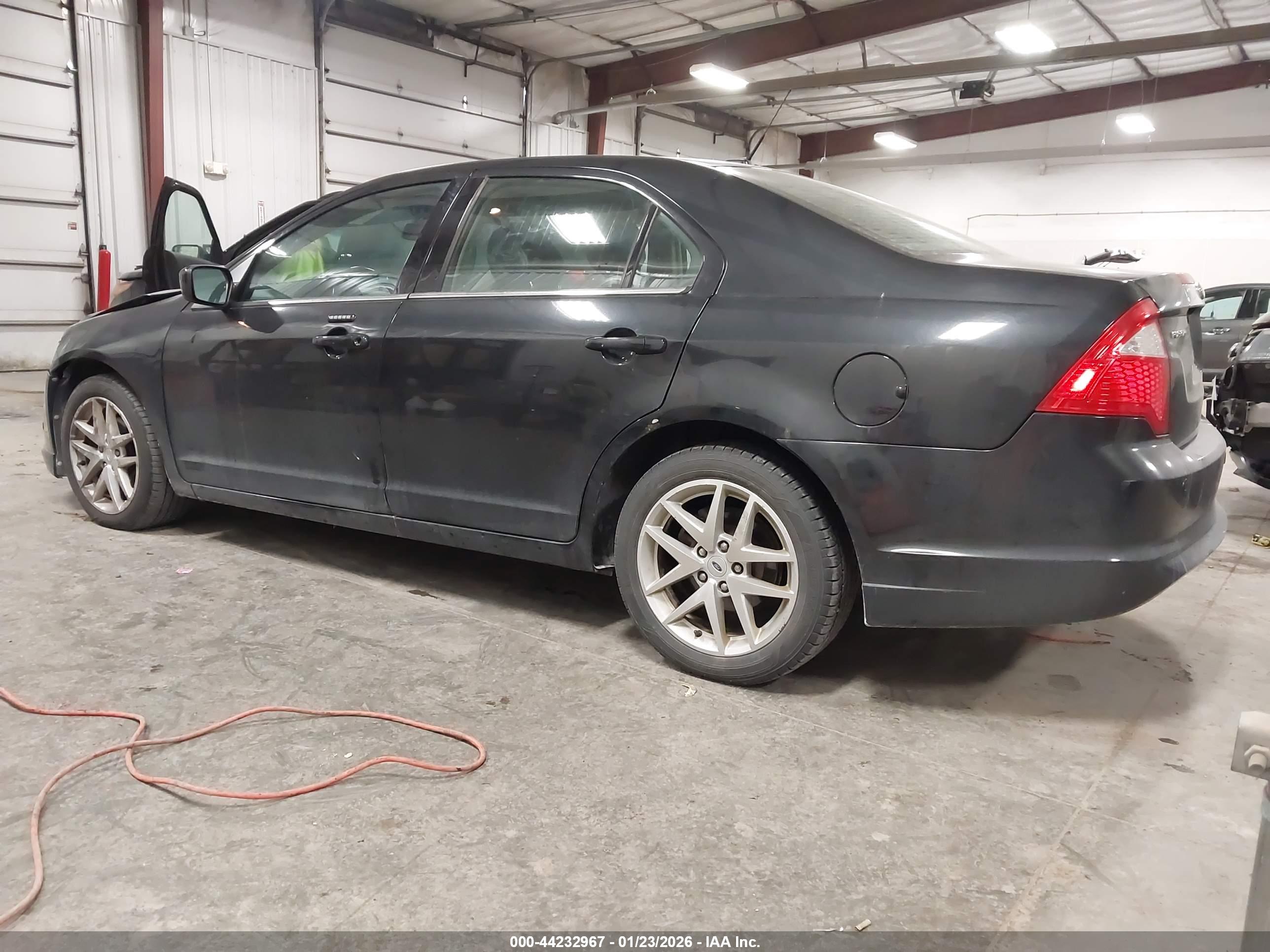 FORD FUSION image 3