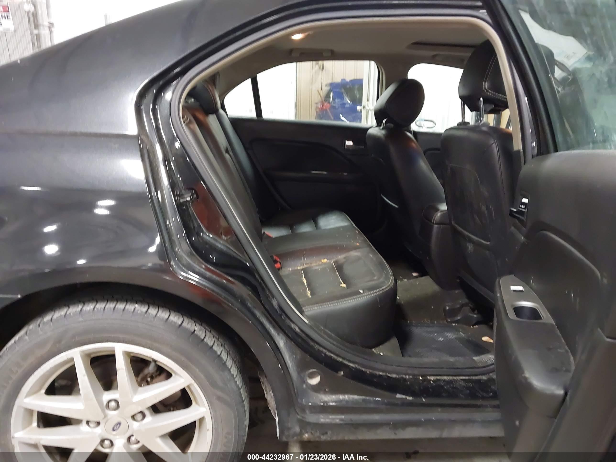FORD FUSION image 8