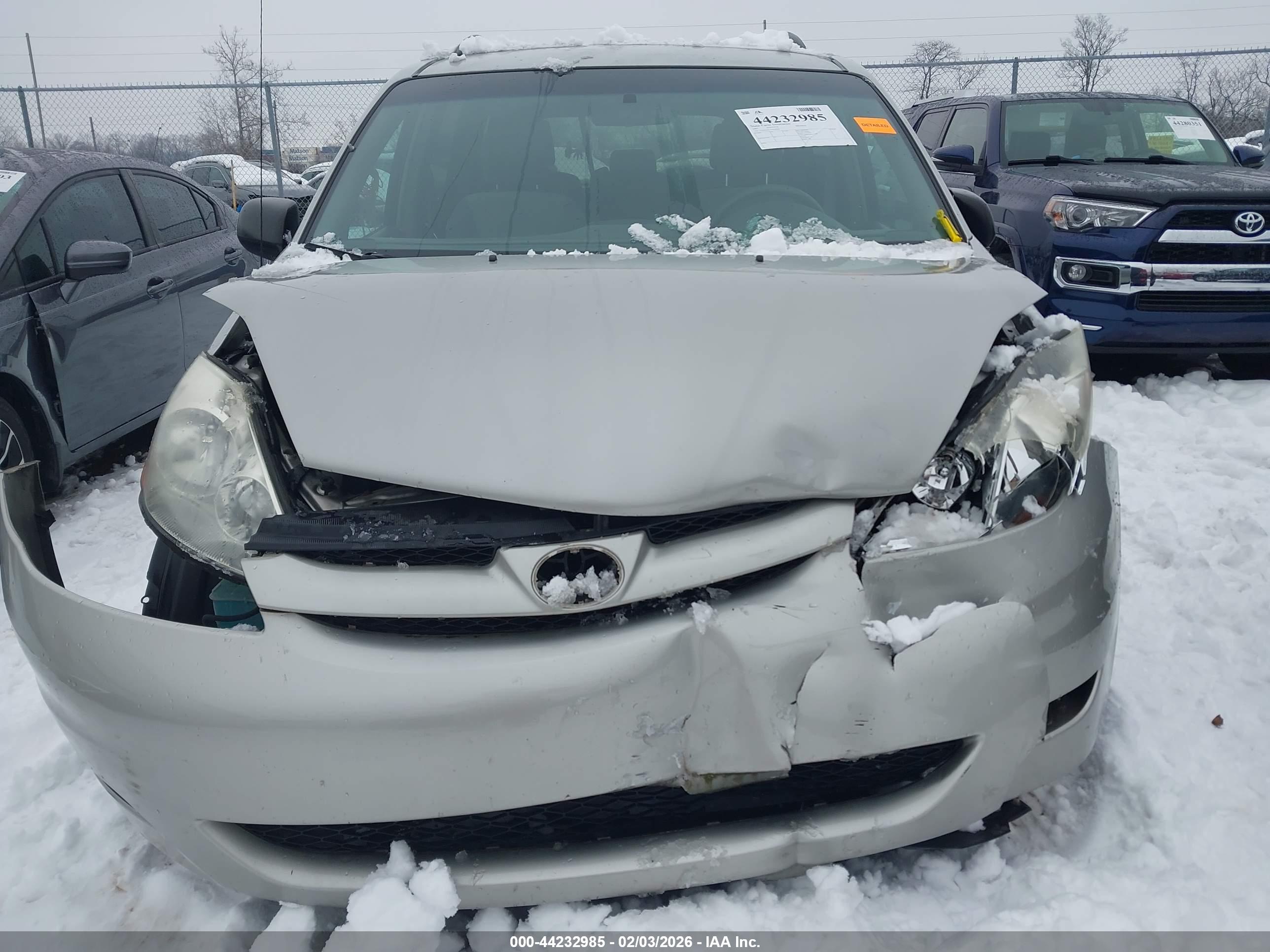 TOYOTA SIENNA image 6