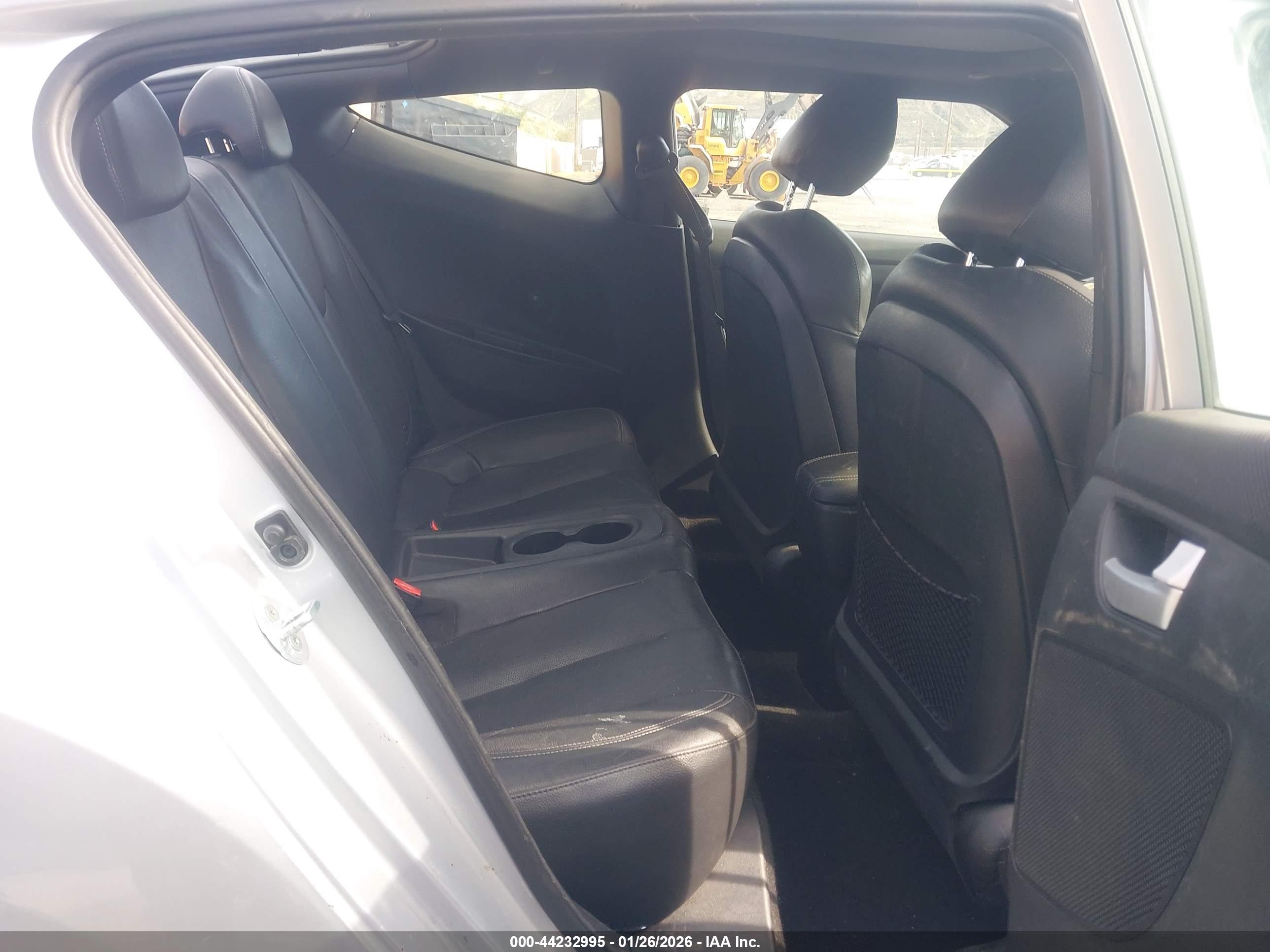 HYUNDAI VELOSTER image 8