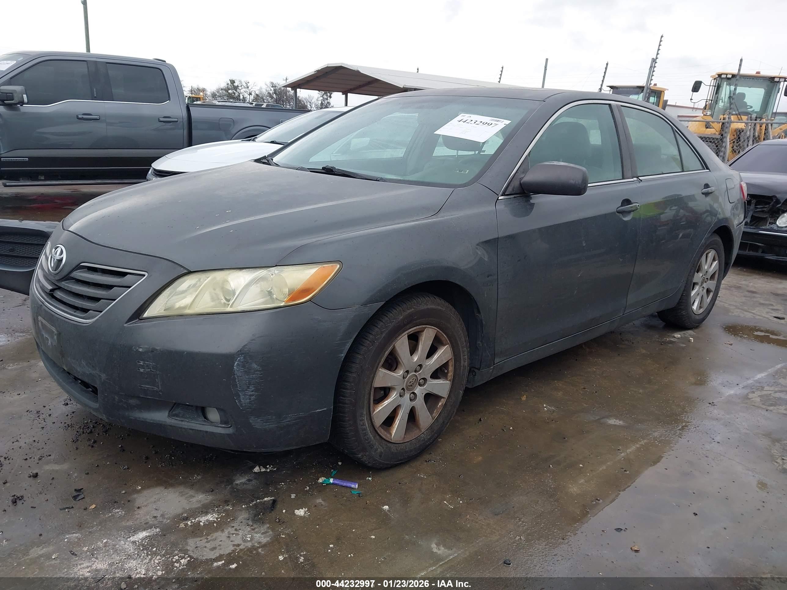 TOYOTA CAMRY image 2