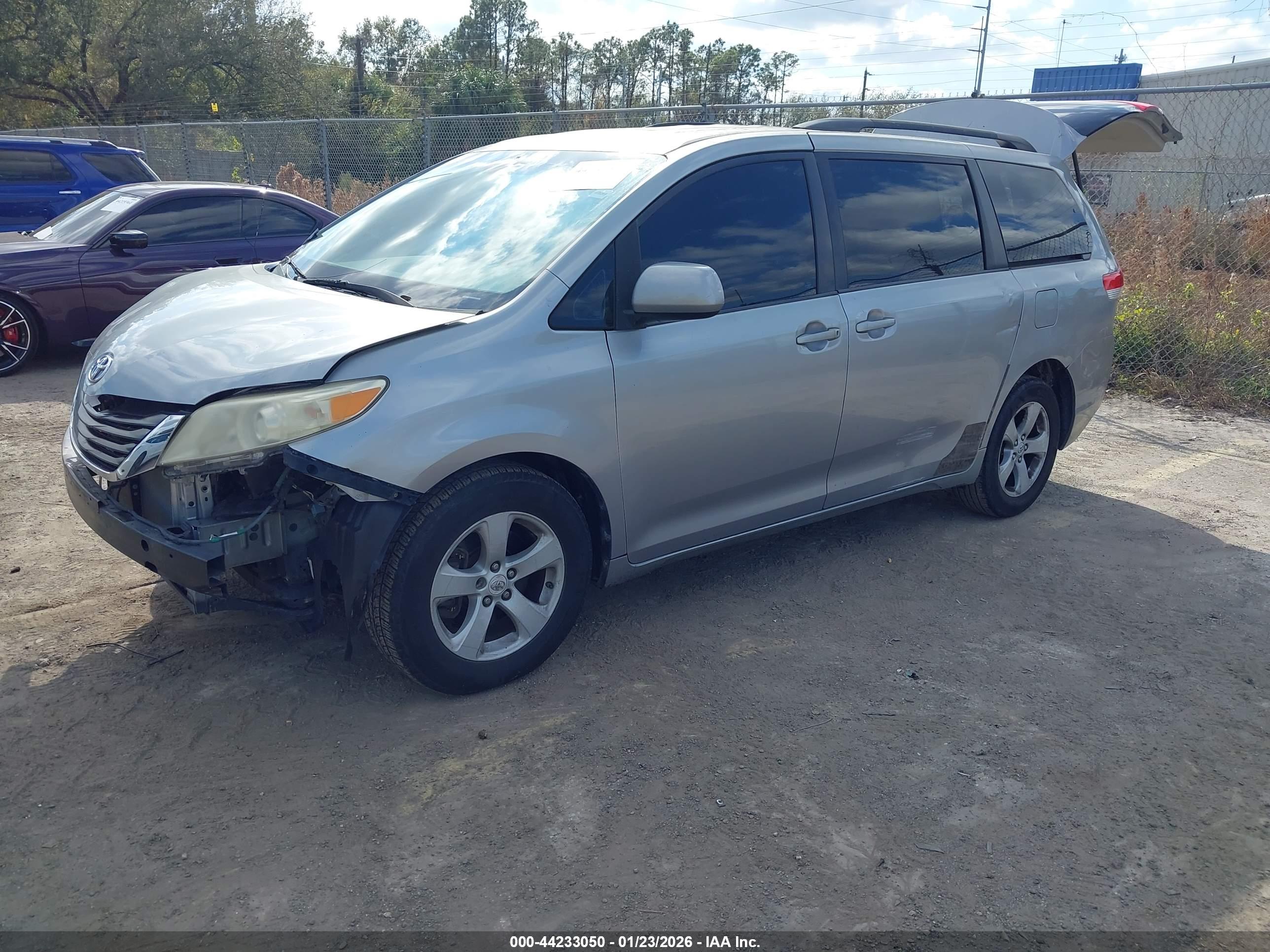 TOYOTA SIENNA image 2