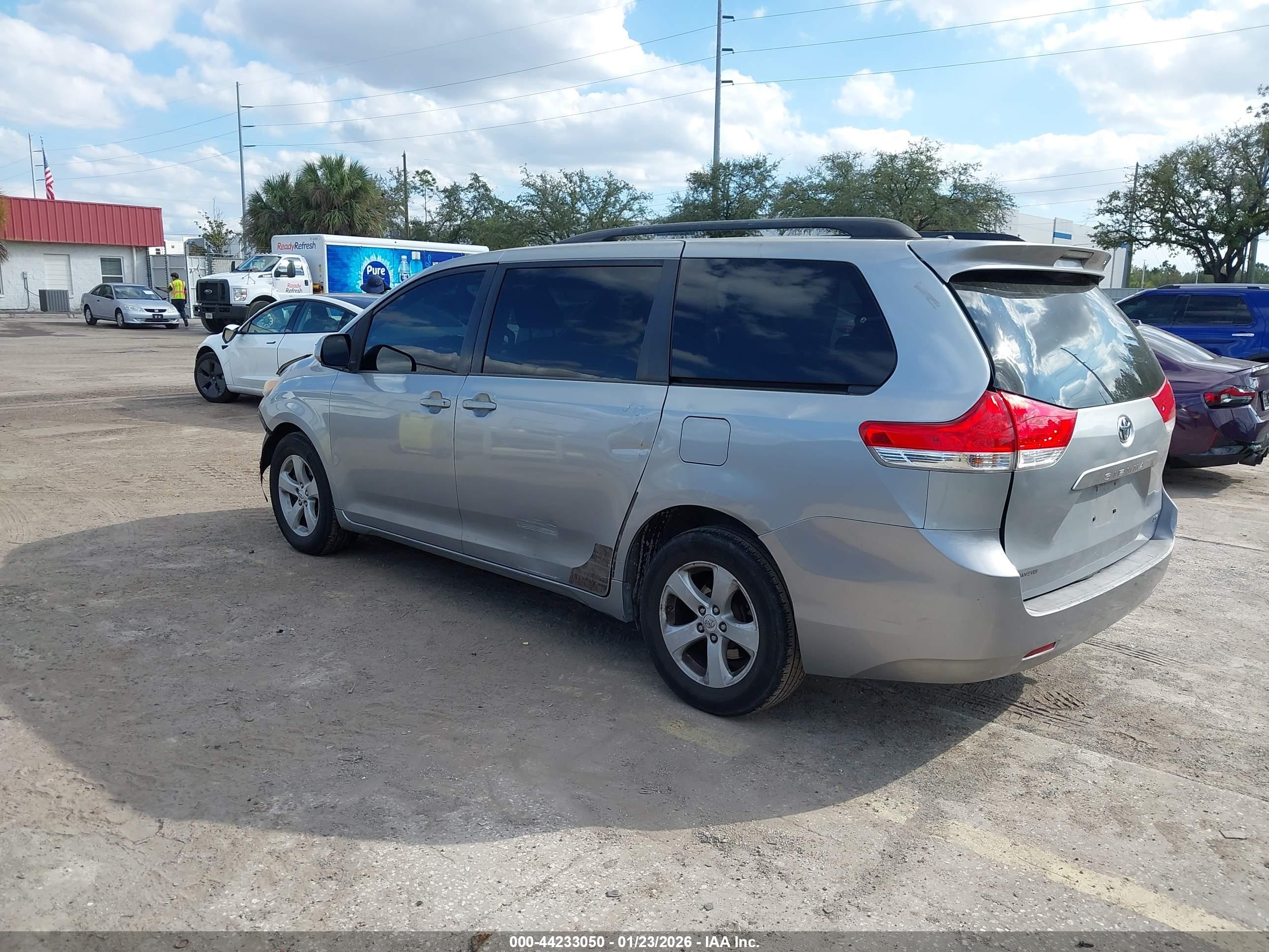 TOYOTA SIENNA image 3