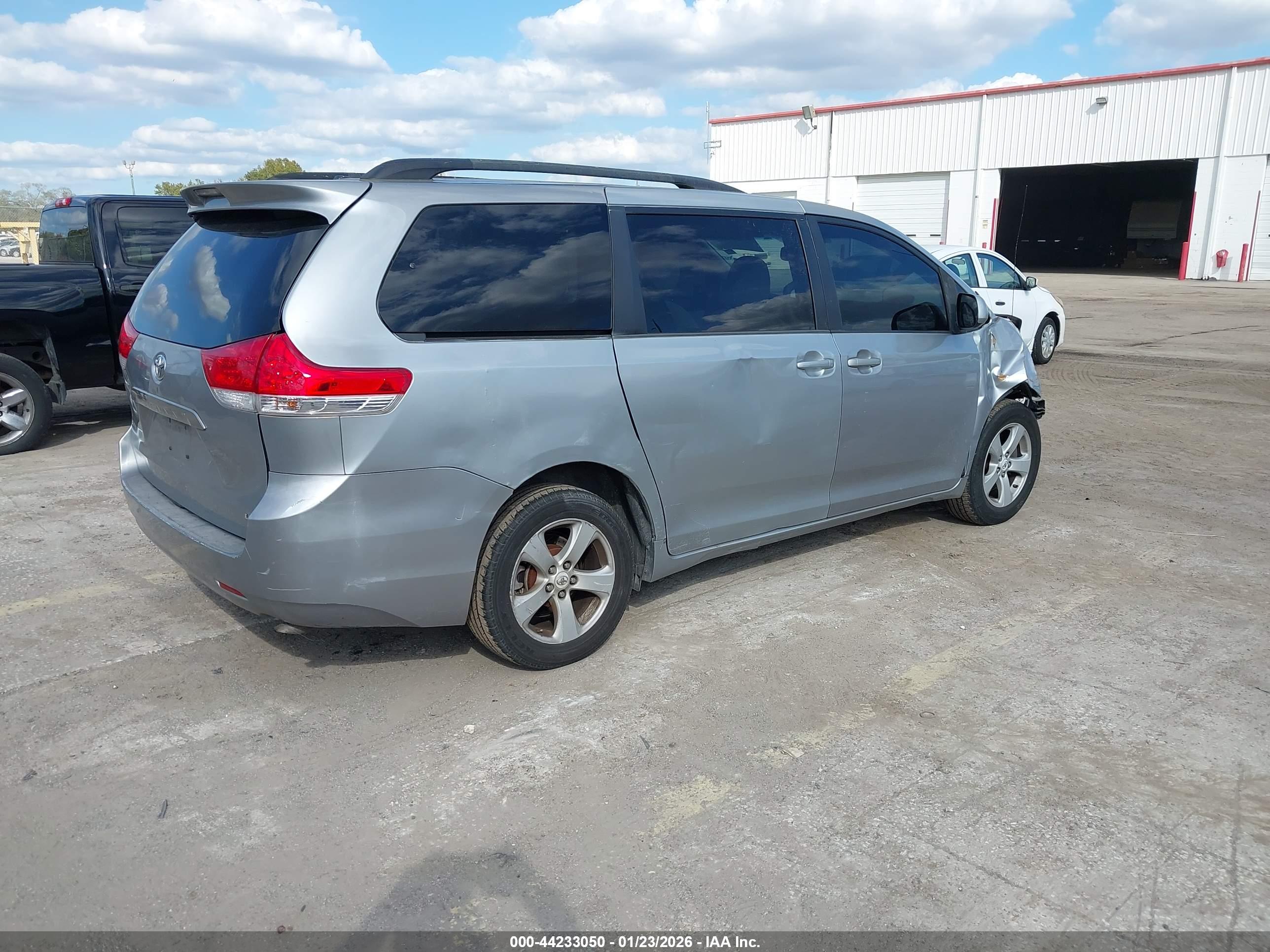TOYOTA SIENNA image 4